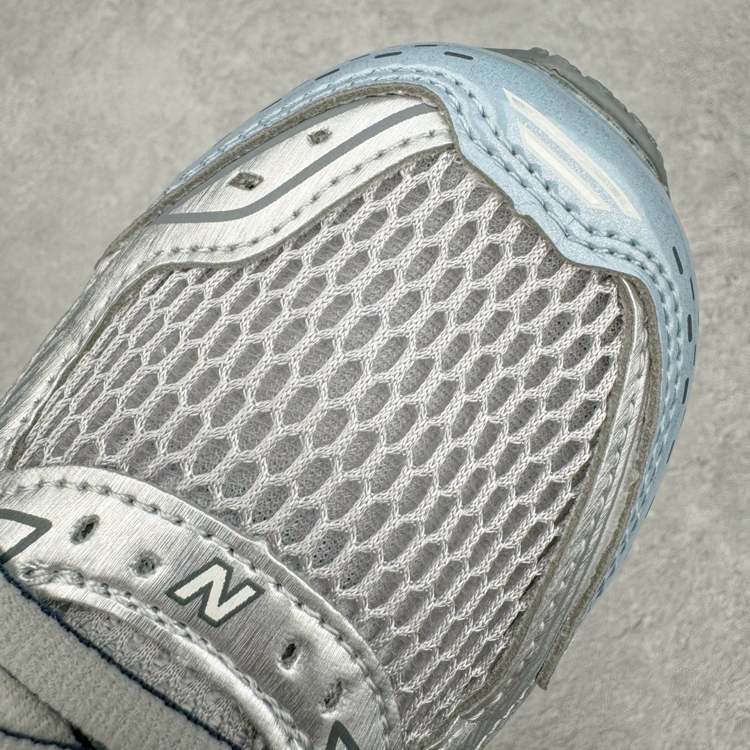 图片[11]-New Balance ML860 NB新百伦系列经典复古老爹风休闲运动慢跑鞋 860 是New Balance 著名的复古跑鞋型号，其heyday 需追溯至90 年代初期。最近，New Balance 回顾历史，以复兴860 为目标，推出这款经典跑鞋的全新升级版860 V2 ，而英国球鞋名所Footpatrol 也为这双新生款型打造一辑特别型录。新版本将N-ergy 与Acteva Lite 技术巧妙融合，其中前者可吸收冲击力，具优越减震性与弹性，而后者则使860 V2 保持轻巧、光滑的外观轮廓。球鞋采用开放式网眼制成，并附带恰到好处的金属饰面，亦为传统运动鞋带去更浓郁的现代气息。860 V2 在具备专业跑步鞋韧性的同时，也拥有围绕生活方式哲学而诞生的时髦感，不仅能够匹配日常风格，还适合用以塑造urban style，各位city boy 不要错过了。尺码：35 36 37 37.5 38 38.5 39.5 40 40.5 41 42 42.5 43 44-选品中心