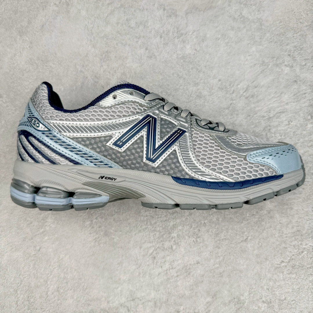 New Balance ML860 NB新百伦系列经典复古老爹风休闲运动慢跑鞋 860 是New Balance 著名的复古跑鞋型号，其heyday 需追溯至90 年代初期。最近，New Balance 回顾历史，以复兴860 为目标，推出这款经典跑鞋的全新升级版860 V2 ，而英国球鞋名所Footpatrol 也为这双新生款型打造一辑特别型录。新版本将N-ergy 与Acteva Lite 技术巧妙融合，其中前者可吸收冲击力，具优越减震性与弹性，而后者则使860 V2 保持轻巧、光滑的外观轮廓。球鞋采用开放式网眼制成，并附带恰到好处的金属饰面，亦为传统运动鞋带去更浓郁的现代气息。860 V2 在具备专业跑步鞋韧性的同时，也拥有围绕生活方式哲学而诞生的时髦感，不仅能够匹配日常风格，还适合用以塑造urban style，各位city boy 不要错过了。尺码：35 36 37 37.5 38 38.5 39.5 40 40.5 41 42 42.5 43 44-选品中心