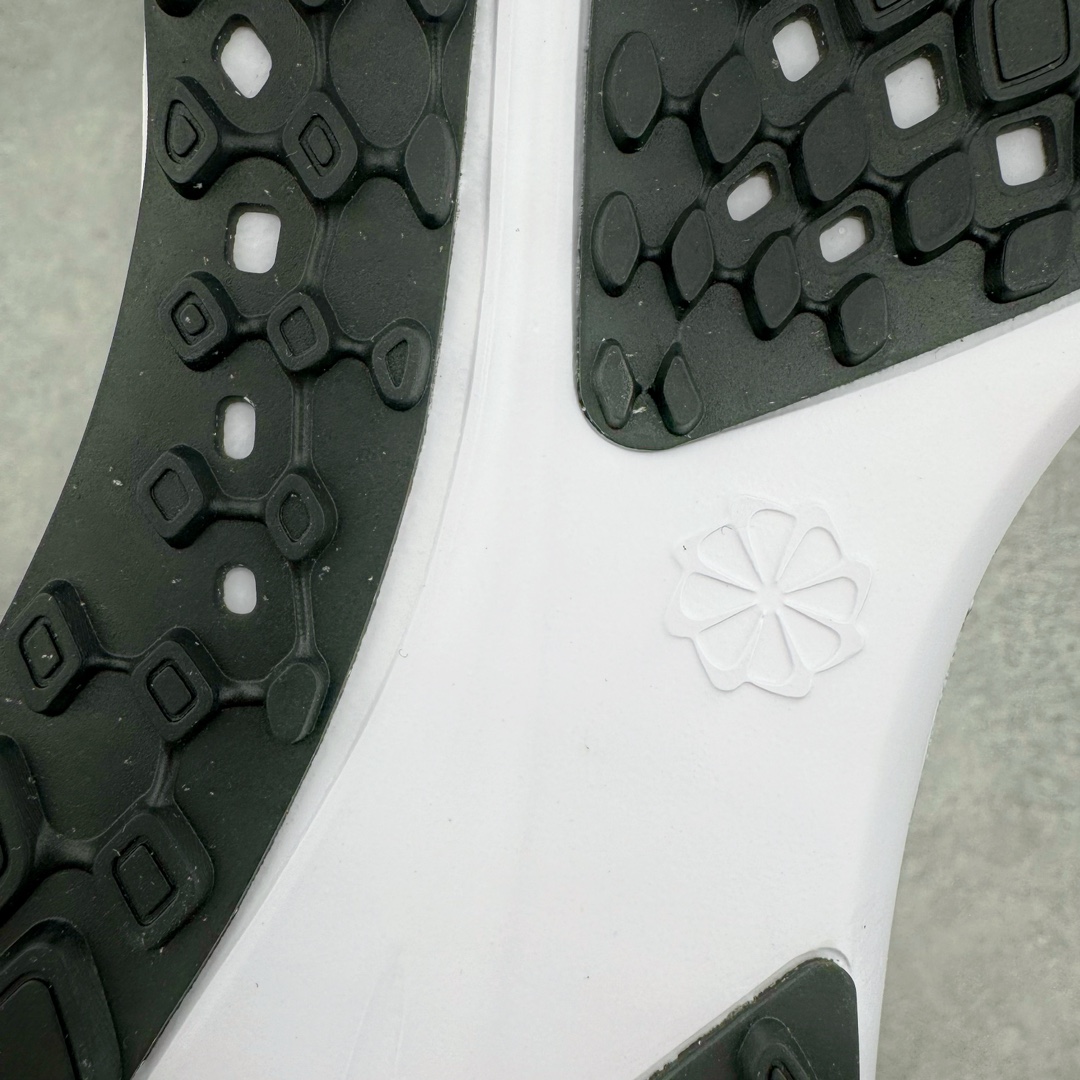 图片[19]-NK Zoom Pegasus 飞马41代马拉松系列网面透气缓震疾速跑鞋 拥有 Zoom Air 一如既往的稳定感和流畅感 鞋面采用工程网眼设计 为特定高热区域营造出色透气性 进一步增加鞋面的穿孔数量 让足部能够快速散热 中足搭配 Flywire 飞线 在高速运动时营造舒适稳定的贴合感 内置Zoon气垫加持 动力十足 货号：FQ0965-002 尺码：36 36.5 37.5 38 38.5 39 40 40.5 41 42 42.5 43 44 44.5 45-选品中心