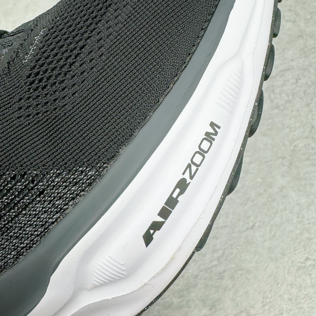 图片[18]-NK Zoom Pegasus 飞马41代马拉松系列网面透气缓震疾速跑鞋 拥有 Zoom Air 一如既往的稳定感和流畅感 鞋面采用工程网眼设计 为特定高热区域营造出色透气性 进一步增加鞋面的穿孔数量 让足部能够快速散热 中足搭配 Flywire 飞线 在高速运动时营造舒适稳定的贴合感 内置Zoon气垫加持 动力十足 货号：FQ0965-002 尺码：36 36.5 37.5 38 38.5 39 40 40.5 41 42 42.5 43 44 44.5 45-选品中心