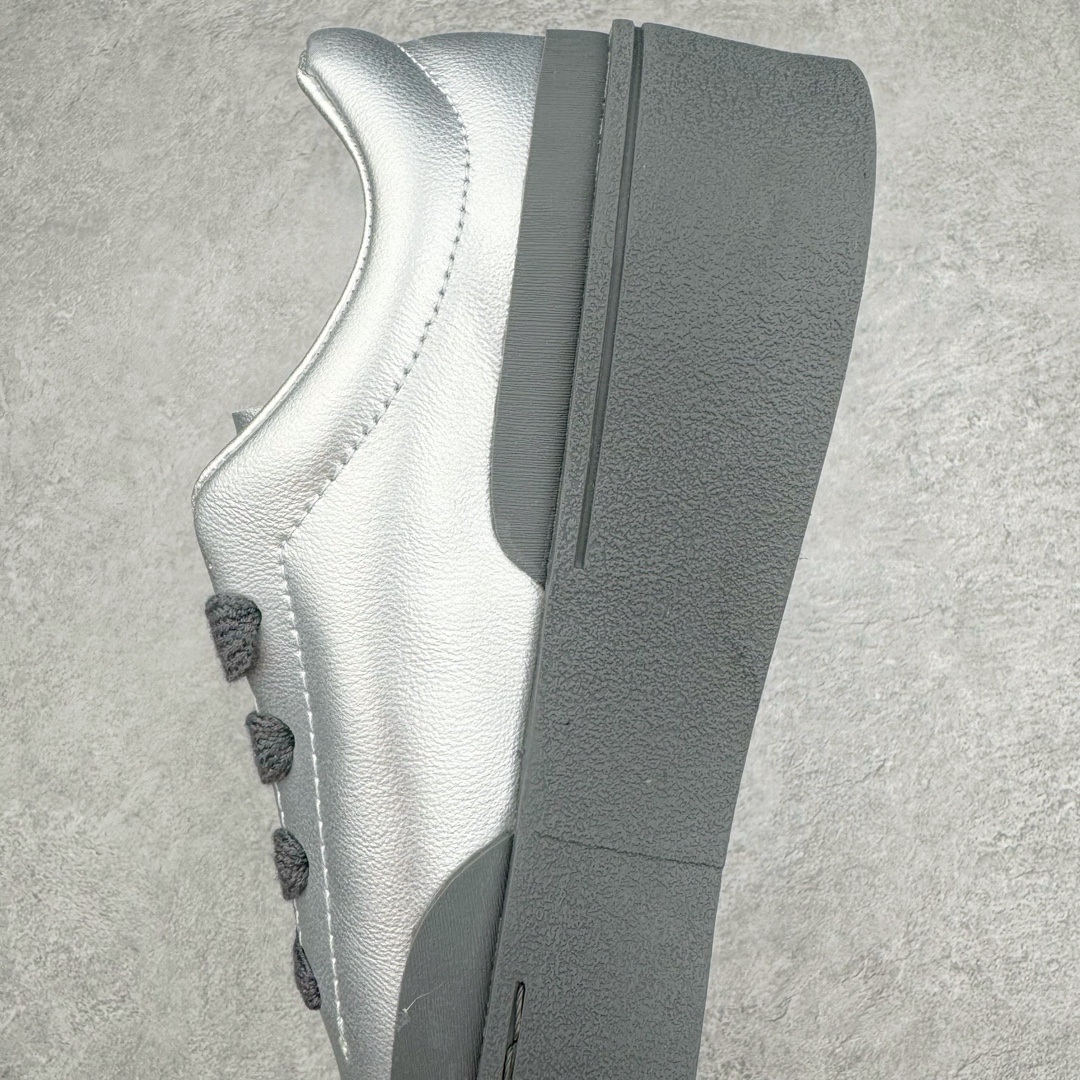 图片[7]-＃H11纯原 AD Labcourt 百搭休闲轻松舒适耐磨透气低帮板鞋 IF1655 FOG平替单品 鞋面使用了绒毛麂皮 鞋面和鞋底连接处使用了包边处理 看起来更加精致有型 内里也使用了光滑的优质皮革 鞋垫上的LOGO彰显品牌身份 鞋子后脚跟处的英文 ENDINEERED FOR THE STYLE OF FUTURE译为 为未来的风格而设计 尺码：36 36.5 37 38 38.5 39 40 40.5 41 42 42.5 43 44 44.5 45-选品中心