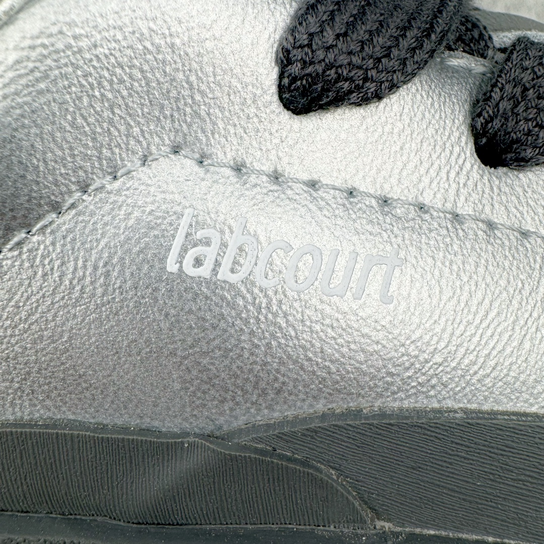 图片[12]-＃H11纯原 AD Labcourt 百搭休闲轻松舒适耐磨透气低帮板鞋 IF1655 FOG平替单品 鞋面使用了绒毛麂皮 鞋面和鞋底连接处使用了包边处理 看起来更加精致有型 内里也使用了光滑的优质皮革 鞋垫上的LOGO彰显品牌身份 鞋子后脚跟处的英文 ENDINEERED FOR THE STYLE OF FUTURE译为 为未来的风格而设计 尺码：36 36.5 37 38 38.5 39 40 40.5 41 42 42.5 43 44 44.5 45-选品中心