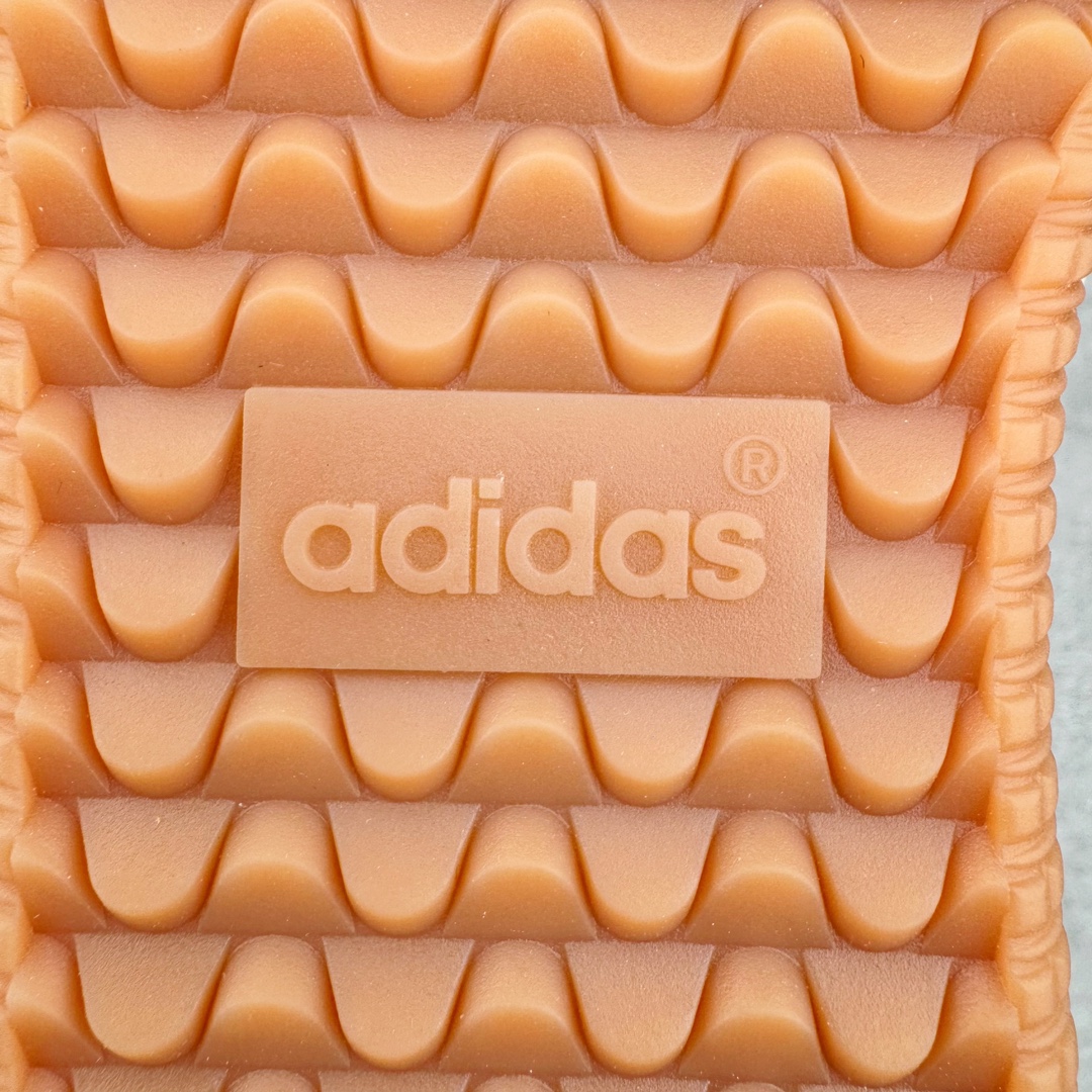 图片[18]-＃S2纯原 AD Original Samba OG 复古经典轻便板鞋 黑棕 IE5836 原装头层牛皮加持 正确烫金高频细节 原装纳米超迁皮料 独家私模橡胶大底 原盒原配 正确黑色中底布 过宽过胶 这款桑巴鞋展示了高质量的工艺 带有装饰的超锁缝制和无缝的手感 柔软、柔软的皮革造型和标志性的3条纹完成了精致的外观 正规合身鞋带 鞋面上有绒面鞋垫 橡胶鞋底 享受正畸套筒软感 自50年代首次亮相以来就一直在赢得粉丝的青睐尺码：36 36.5 37.5 38 38.5 39 40 40.5 41 42 42.5 43 44 44.5 45 46-选品中心