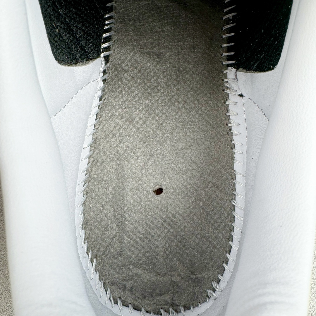 图片[10]-＃S2纯原 AD Original Samba OG 复古经典轻便板鞋 黑棕 IE5836 原装头层牛皮加持 正确烫金高频细节 原装纳米超迁皮料 独家私模橡胶大底 原盒原配 正确黑色中底布 过宽过胶 这款桑巴鞋展示了高质量的工艺 带有装饰的超锁缝制和无缝的手感 柔软、柔软的皮革造型和标志性的3条纹完成了精致的外观 正规合身鞋带 鞋面上有绒面鞋垫 橡胶鞋底 享受正畸套筒软感 自50年代首次亮相以来就一直在赢得粉丝的青睐尺码：36 36.5 37.5 38 38.5 39 40 40.5 41 42 42.5 43 44 44.5 45 46-选品中心