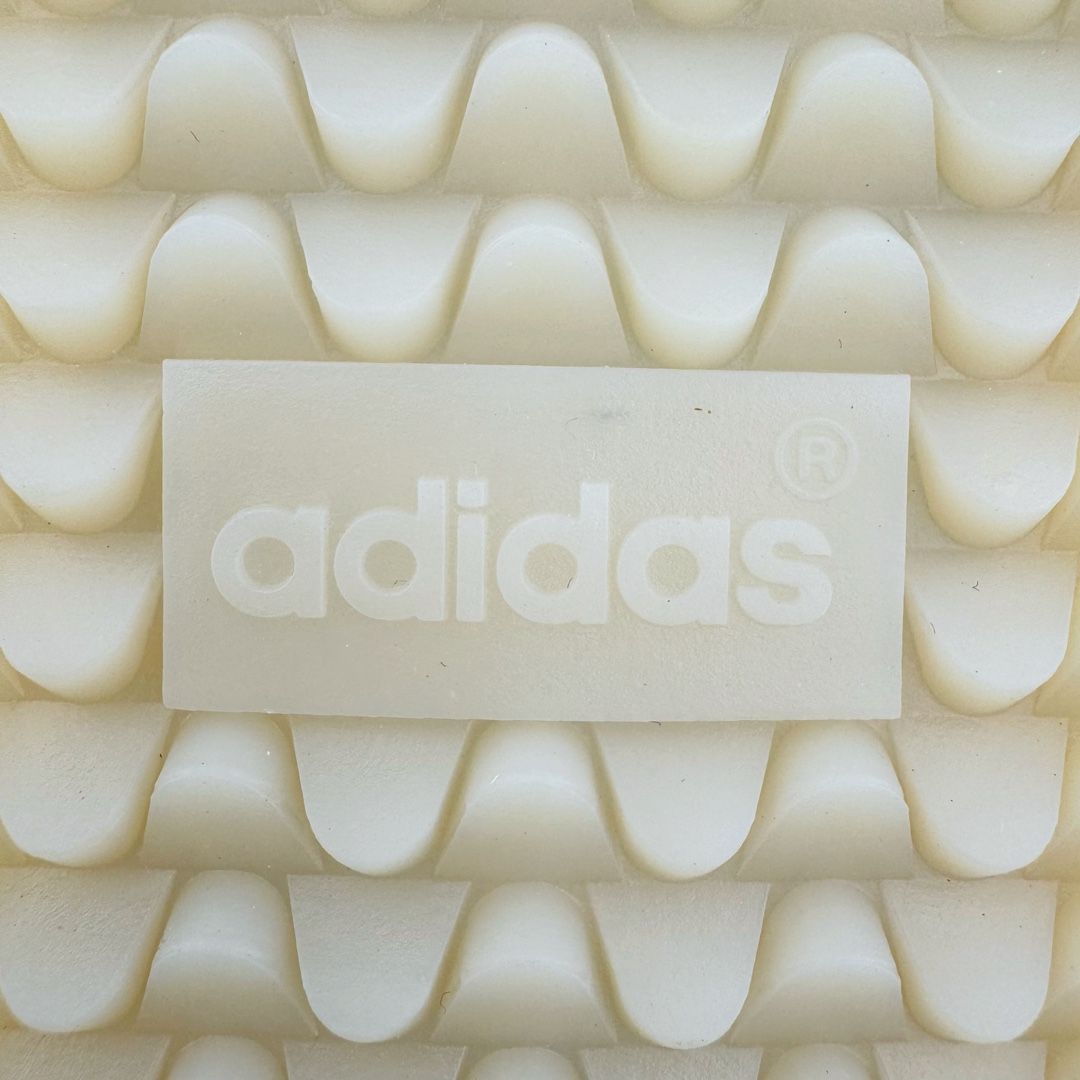 图片[12]-＃B版纯原 AD Original Samba OG 复古经典轻便板鞋 IG6171 头层牛皮加持 正确烫金高频细节 原装纳米超迁皮料 独家私模橡胶大底 原盒原配 这款桑巴鞋展示了高质量的工艺 带有装饰的超锁缝制和无缝的手感 柔软、柔软的皮革造型和标志性的3条纹完成了精致的外观 正规合身鞋带 鞋面上有绒面鞋垫 橡胶鞋底 享受正畸套筒软感 自50年代首次亮相以来就一直在赢得粉丝的青睐 尺码：36 36.5 37.5 38 38.5 39 40 40.5 41 42 42.5 43 44 44.5 45-选品中心