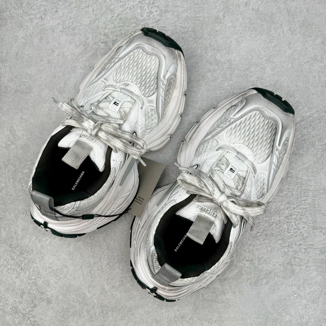 图片[3]-＃总裁特价福利 BALENCIAGA 10XL Sneakers 巴黎世家网布系带低帮走秀复古老爹鞋 圈内最强巴黎 尺码大小一比一还原Zp 区别其他工厂缩小两个号码 全套原纸板楦头开发 最原汁原味的灵魂版型 全鞋荧光划线卡点 胶水把控整洁度追求极致完美 每一双都是工艺品 多重QC质检 超越公司货的品控标准 实实在在的免检产品 原盒原配 正确字体电绣 粗细、位置、大小正确 侧边TPU 透气孔匹配意产原版 正确分离大底 TPU软底 原版一致大底LOGO 立体感十足 原厂皮料水洗做旧 采购原厂网纱 不含皮革 网布材料和聚氨酯 磨损效果 展现品牌对于新潮事物的热情 这款鞋子拥有巨大尺寸和醒目设计 符合当下”老爹鞋”的趋势 鞋子采用银灰配色 营造出低调而不失华丽的效果 10XL的尺码使它成为市场中最显眼的存在 适合追求个性化的人群 Balenciaga始终站在时尚前沿 此次发布的产品再次体现了他们的创新能力 偏大两码 尺码：35 36 37 38 39 40 41 42 43 44 45 46-选品中心