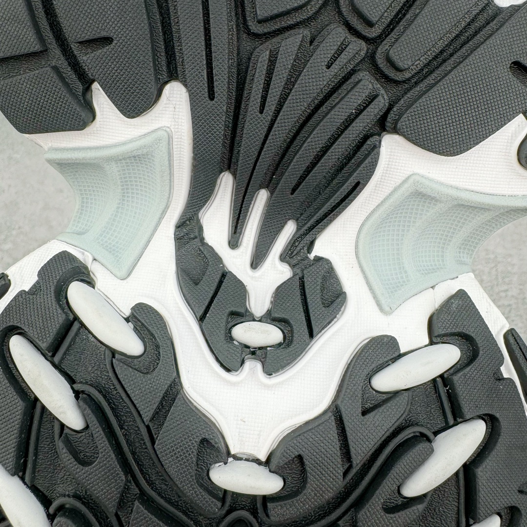 图片[20]-＃总裁特价福利 BALENCIAGA 10XL Sneakers 巴黎世家网布系带低帮走秀复古老爹鞋 圈内最强巴黎 尺码大小一比一还原Zp 区别其他工厂缩小两个号码 全套原纸板楦头开发 最原汁原味的灵魂版型 全鞋荧光划线卡点 胶水把控整洁度追求极致完美 每一双都是工艺品 多重QC质检 超越公司货的品控标准 实实在在的免检产品 原盒原配 正确字体电绣 粗细、位置、大小正确 侧边TPU 透气孔匹配意产原版 正确分离大底 TPU软底 原版一致大底LOGO 立体感十足 原厂皮料水洗做旧 采购原厂网纱 不含皮革 网布材料和聚氨酯 磨损效果 展现品牌对于新潮事物的热情 这款鞋子拥有巨大尺寸和醒目设计 符合当下”老爹鞋”的趋势 鞋子采用银灰配色 营造出低调而不失华丽的效果 10XL的尺码使它成为市场中最显眼的存在 适合追求个性化的人群 Balenciaga始终站在时尚前沿 此次发布的产品再次体现了他们的创新能力 偏大两码 尺码：35 36 37 38 39 40 41 42 43 44 45 46-选品中心