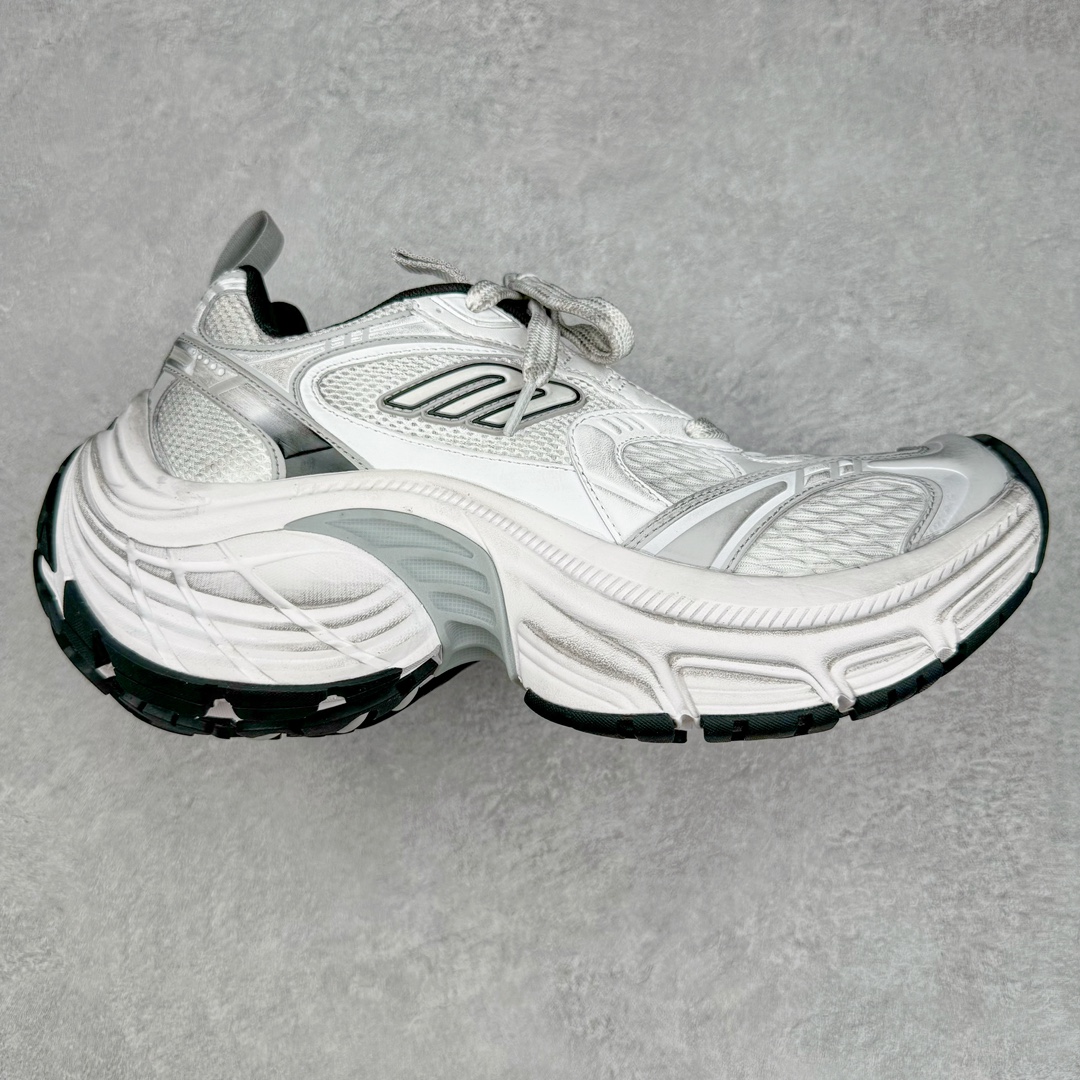 ＃总裁特价福利 BALENCIAGA 10XL Sneakers 巴黎世家网布系带低帮走秀复古老爹鞋 圈内最强巴黎 尺码大小一比一还原Zp 区别其他工厂缩小两个号码 全套原纸板楦头开发 最原汁原味的灵魂版型 全鞋荧光划线卡点 胶水把控整洁度追求极致完美 每一双都是工艺品 多重QC质检 超越公司货的品控标准 实实在在的免检产品 原盒原配 正确字体电绣 粗细、位置、大小正确 侧边TPU 透气孔匹配意产原版 正确分离大底 TPU软底 原版一致大底LOGO 立体感十足 原厂皮料水洗做旧 采购原厂网纱 不含皮革 网布材料和聚氨酯 磨损效果 展现品牌对于新潮事物的热情 这款鞋子拥有巨大尺寸和醒目设计 符合当下”老爹鞋”的趋势 鞋子采用银灰配色 营造出低调而不失华丽的效果 10XL的尺码使它成为市场中最显眼的存在 适合追求个性化的人群 Balenciaga始终站在时尚前沿 此次发布的产品再次体现了他们的创新能力 偏大两码 尺码：35 36 37 38 39 40 41 42 43 44 45 46-选品中心