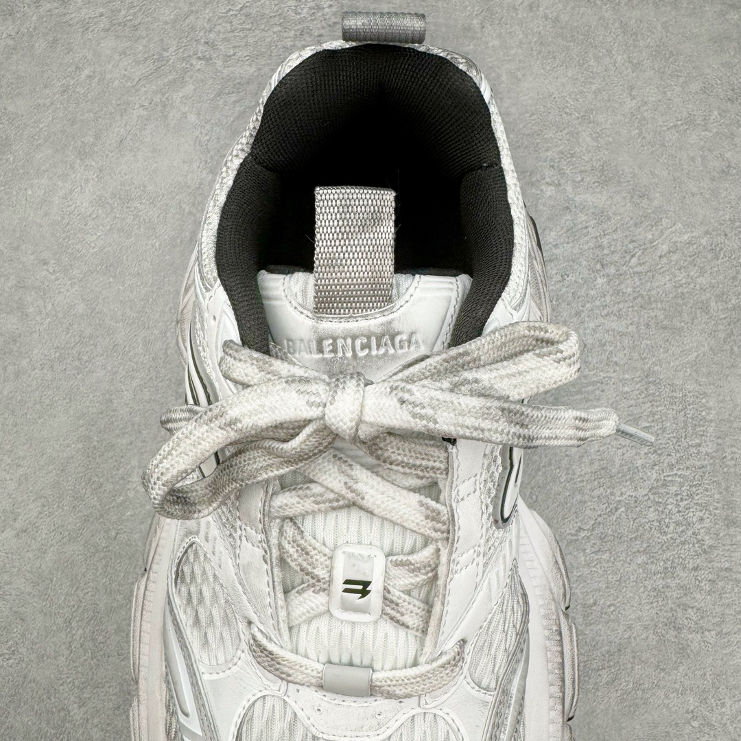 图片[5]-＃总裁特价福利 BALENCIAGA 10XL Sneakers 巴黎世家网布系带低帮走秀复古老爹鞋 圈内最强巴黎 尺码大小一比一还原Zp 区别其他工厂缩小两个号码 全套原纸板楦头开发 最原汁原味的灵魂版型 全鞋荧光划线卡点 胶水把控整洁度追求极致完美 每一双都是工艺品 多重QC质检 超越公司货的品控标准 实实在在的免检产品 原盒原配 正确字体电绣 粗细、位置、大小正确 侧边TPU 透气孔匹配意产原版 正确分离大底 TPU软底 原版一致大底LOGO 立体感十足 原厂皮料水洗做旧 采购原厂网纱 不含皮革 网布材料和聚氨酯 磨损效果 展现品牌对于新潮事物的热情 这款鞋子拥有巨大尺寸和醒目设计 符合当下”老爹鞋”的趋势 鞋子采用银灰配色 营造出低调而不失华丽的效果 10XL的尺码使它成为市场中最显眼的存在 适合追求个性化的人群 Balenciaga始终站在时尚前沿 此次发布的产品再次体现了他们的创新能力 偏大两码 尺码：35 36 37 38 39 40 41 42 43 44 45 46-选品中心