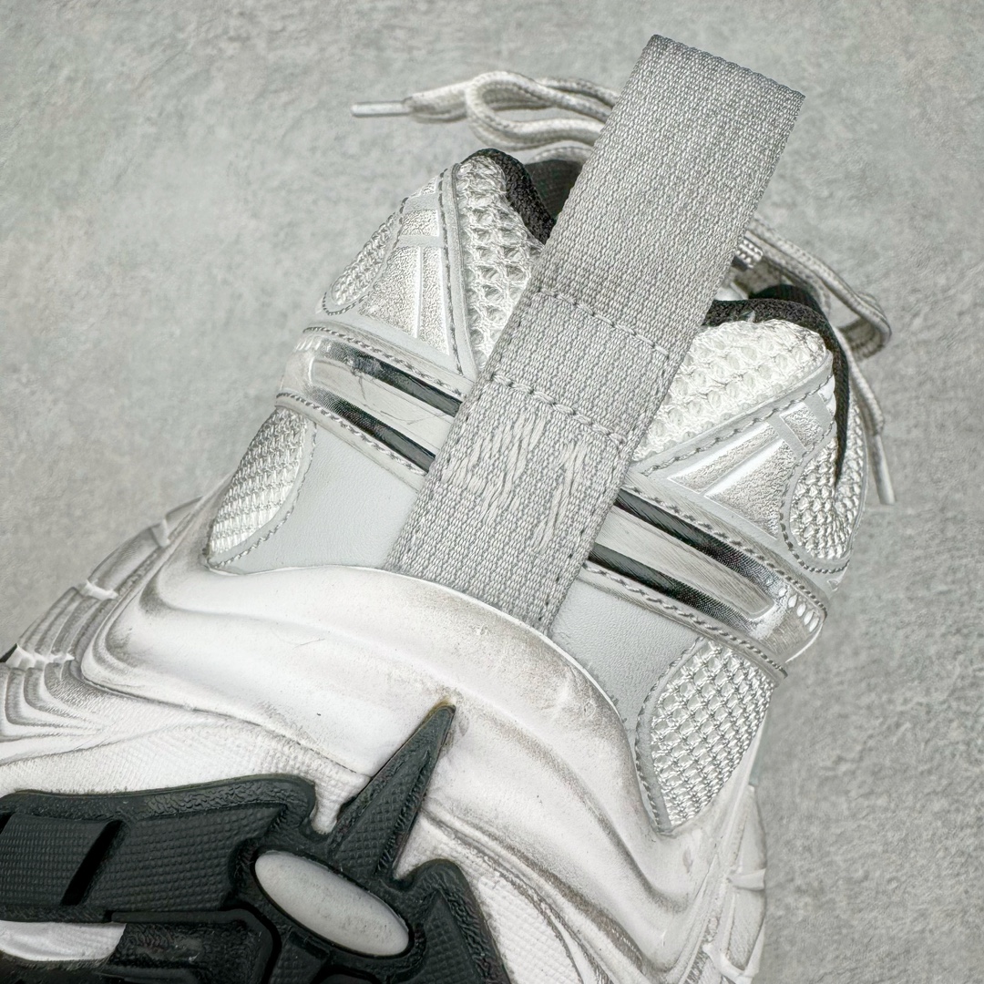 图片[17]-＃总裁特价福利 BALENCIAGA 10XL Sneakers 巴黎世家网布系带低帮走秀复古老爹鞋 圈内最强巴黎 尺码大小一比一还原Zp 区别其他工厂缩小两个号码 全套原纸板楦头开发 最原汁原味的灵魂版型 全鞋荧光划线卡点 胶水把控整洁度追求极致完美 每一双都是工艺品 多重QC质检 超越公司货的品控标准 实实在在的免检产品 原盒原配 正确字体电绣 粗细、位置、大小正确 侧边TPU 透气孔匹配意产原版 正确分离大底 TPU软底 原版一致大底LOGO 立体感十足 原厂皮料水洗做旧 采购原厂网纱 不含皮革 网布材料和聚氨酯 磨损效果 展现品牌对于新潮事物的热情 这款鞋子拥有巨大尺寸和醒目设计 符合当下”老爹鞋”的趋势 鞋子采用银灰配色 营造出低调而不失华丽的效果 10XL的尺码使它成为市场中最显眼的存在 适合追求个性化的人群 Balenciaga始终站在时尚前沿 此次发布的产品再次体现了他们的创新能力 偏大两码 尺码：35 36 37 38 39 40 41 42 43 44 45 46-选品中心