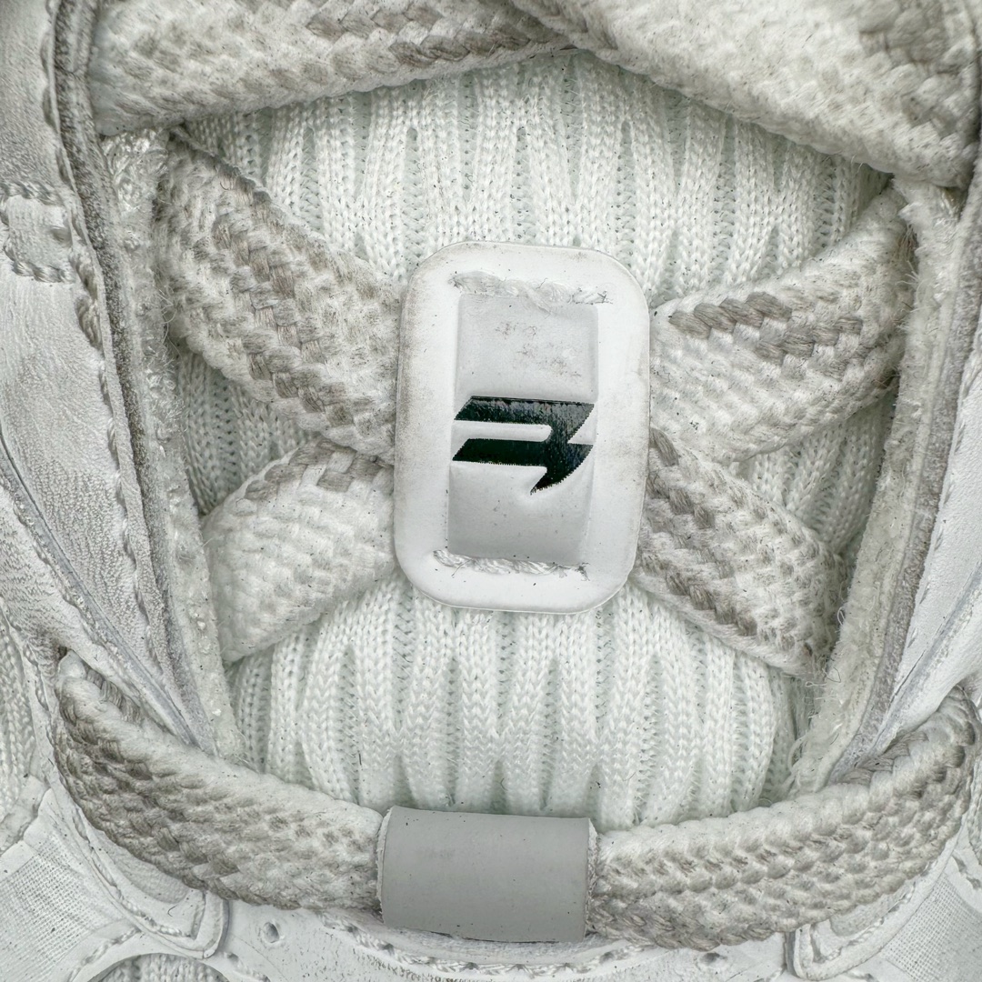 图片[16]-＃总裁特价福利 BALENCIAGA 10XL Sneakers 巴黎世家网布系带低帮走秀复古老爹鞋 圈内最强巴黎 尺码大小一比一还原Zp 区别其他工厂缩小两个号码 全套原纸板楦头开发 最原汁原味的灵魂版型 全鞋荧光划线卡点 胶水把控整洁度追求极致完美 每一双都是工艺品 多重QC质检 超越公司货的品控标准 实实在在的免检产品 原盒原配 正确字体电绣 粗细、位置、大小正确 侧边TPU 透气孔匹配意产原版 正确分离大底 TPU软底 原版一致大底LOGO 立体感十足 原厂皮料水洗做旧 采购原厂网纱 不含皮革 网布材料和聚氨酯 磨损效果 展现品牌对于新潮事物的热情 这款鞋子拥有巨大尺寸和醒目设计 符合当下”老爹鞋”的趋势 鞋子采用银灰配色 营造出低调而不失华丽的效果 10XL的尺码使它成为市场中最显眼的存在 适合追求个性化的人群 Balenciaga始终站在时尚前沿 此次发布的产品再次体现了他们的创新能力 偏大两码 尺码：35 36 37 38 39 40 41 42 43 44 45 46-选品中心