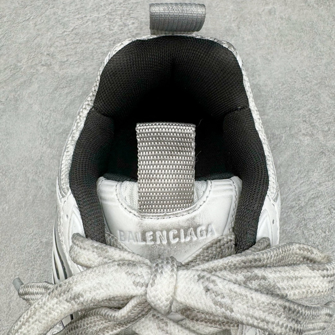 图片[15]-＃总裁特价福利 BALENCIAGA 10XL Sneakers 巴黎世家网布系带低帮走秀复古老爹鞋 圈内最强巴黎 尺码大小一比一还原Zp 区别其他工厂缩小两个号码 全套原纸板楦头开发 最原汁原味的灵魂版型 全鞋荧光划线卡点 胶水把控整洁度追求极致完美 每一双都是工艺品 多重QC质检 超越公司货的品控标准 实实在在的免检产品 原盒原配 正确字体电绣 粗细、位置、大小正确 侧边TPU 透气孔匹配意产原版 正确分离大底 TPU软底 原版一致大底LOGO 立体感十足 原厂皮料水洗做旧 采购原厂网纱 不含皮革 网布材料和聚氨酯 磨损效果 展现品牌对于新潮事物的热情 这款鞋子拥有巨大尺寸和醒目设计 符合当下”老爹鞋”的趋势 鞋子采用银灰配色 营造出低调而不失华丽的效果 10XL的尺码使它成为市场中最显眼的存在 适合追求个性化的人群 Balenciaga始终站在时尚前沿 此次发布的产品再次体现了他们的创新能力 偏大两码 尺码：35 36 37 38 39 40 41 42 43 44 45 46-选品中心