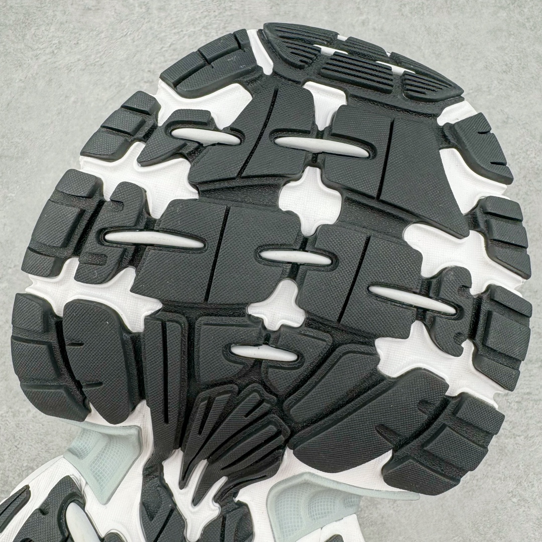 图片[19]-＃总裁特价福利 BALENCIAGA 10XL Sneakers 巴黎世家网布系带低帮走秀复古老爹鞋 圈内最强巴黎 尺码大小一比一还原Zp 区别其他工厂缩小两个号码 全套原纸板楦头开发 最原汁原味的灵魂版型 全鞋荧光划线卡点 胶水把控整洁度追求极致完美 每一双都是工艺品 多重QC质检 超越公司货的品控标准 实实在在的免检产品 原盒原配 正确字体电绣 粗细、位置、大小正确 侧边TPU 透气孔匹配意产原版 正确分离大底 TPU软底 原版一致大底LOGO 立体感十足 原厂皮料水洗做旧 采购原厂网纱 不含皮革 网布材料和聚氨酯 磨损效果 展现品牌对于新潮事物的热情 这款鞋子拥有巨大尺寸和醒目设计 符合当下”老爹鞋”的趋势 鞋子采用银灰配色 营造出低调而不失华丽的效果 10XL的尺码使它成为市场中最显眼的存在 适合追求个性化的人群 Balenciaga始终站在时尚前沿 此次发布的产品再次体现了他们的创新能力 偏大两码 尺码：35 36 37 38 39 40 41 42 43 44 45 46-选品中心