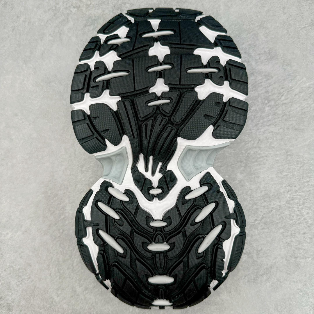 图片[9]-＃总裁特价福利 BALENCIAGA 10XL Sneakers 巴黎世家网布系带低帮走秀复古老爹鞋 圈内最强巴黎 尺码大小一比一还原Zp 区别其他工厂缩小两个号码 全套原纸板楦头开发 最原汁原味的灵魂版型 全鞋荧光划线卡点 胶水把控整洁度追求极致完美 每一双都是工艺品 多重QC质检 超越公司货的品控标准 实实在在的免检产品 原盒原配 正确字体电绣 粗细、位置、大小正确 侧边TPU 透气孔匹配意产原版 正确分离大底 TPU软底 原版一致大底LOGO 立体感十足 原厂皮料水洗做旧 采购原厂网纱 不含皮革 网布材料和聚氨酯 磨损效果 展现品牌对于新潮事物的热情 这款鞋子拥有巨大尺寸和醒目设计 符合当下”老爹鞋”的趋势 鞋子采用银灰配色 营造出低调而不失华丽的效果 10XL的尺码使它成为市场中最显眼的存在 适合追求个性化的人群 Balenciaga始终站在时尚前沿 此次发布的产品再次体现了他们的创新能力 偏大两码 尺码：35 36 37 38 39 40 41 42 43 44 45 46-选品中心