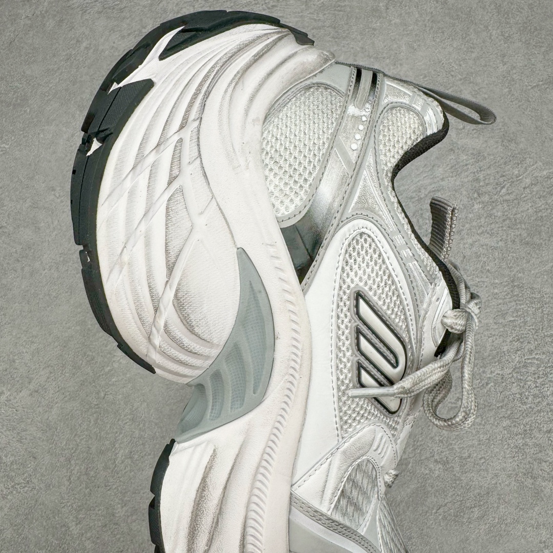 图片[6]-＃总裁特价福利 BALENCIAGA 10XL Sneakers 巴黎世家网布系带低帮走秀复古老爹鞋 圈内最强巴黎 尺码大小一比一还原Zp 区别其他工厂缩小两个号码 全套原纸板楦头开发 最原汁原味的灵魂版型 全鞋荧光划线卡点 胶水把控整洁度追求极致完美 每一双都是工艺品 多重QC质检 超越公司货的品控标准 实实在在的免检产品 原盒原配 正确字体电绣 粗细、位置、大小正确 侧边TPU 透气孔匹配意产原版 正确分离大底 TPU软底 原版一致大底LOGO 立体感十足 原厂皮料水洗做旧 采购原厂网纱 不含皮革 网布材料和聚氨酯 磨损效果 展现品牌对于新潮事物的热情 这款鞋子拥有巨大尺寸和醒目设计 符合当下”老爹鞋”的趋势 鞋子采用银灰配色 营造出低调而不失华丽的效果 10XL的尺码使它成为市场中最显眼的存在 适合追求个性化的人群 Balenciaga始终站在时尚前沿 此次发布的产品再次体现了他们的创新能力 偏大两码 尺码：35 36 37 38 39 40 41 42 43 44 45 46-选品中心