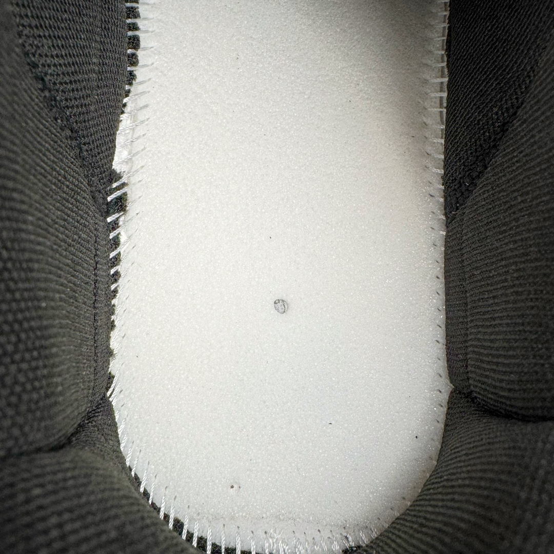 图片[12]-＃总裁特价福利 BALENCIAGA 10XL Sneakers 巴黎世家网布系带低帮走秀复古老爹鞋 圈内最强巴黎 尺码大小一比一还原Zp 区别其他工厂缩小两个号码 全套原纸板楦头开发 最原汁原味的灵魂版型 全鞋荧光划线卡点 胶水把控整洁度追求极致完美 每一双都是工艺品 多重QC质检 超越公司货的品控标准 实实在在的免检产品 原盒原配 正确字体电绣 粗细、位置、大小正确 侧边TPU 透气孔匹配意产原版 正确分离大底 TPU软底 原版一致大底LOGO 立体感十足 原厂皮料水洗做旧 采购原厂网纱 不含皮革 网布材料和聚氨酯 磨损效果 展现品牌对于新潮事物的热情 这款鞋子拥有巨大尺寸和醒目设计 符合当下”老爹鞋”的趋势 鞋子采用银灰配色 营造出低调而不失华丽的效果 10XL的尺码使它成为市场中最显眼的存在 适合追求个性化的人群 Balenciaga始终站在时尚前沿 此次发布的产品再次体现了他们的创新能力 偏大两码 尺码：35 36 37 38 39 40 41 42 43 44 45 46-选品中心