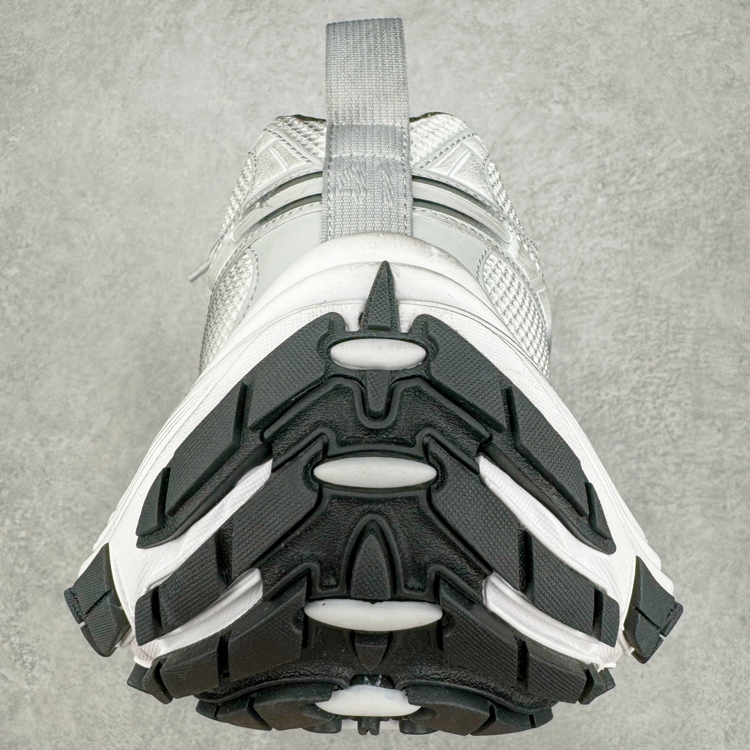 图片[8]-＃总裁特价福利 BALENCIAGA 10XL Sneakers 巴黎世家网布系带低帮走秀复古老爹鞋 圈内最强巴黎 尺码大小一比一还原Zp 区别其他工厂缩小两个号码 全套原纸板楦头开发 最原汁原味的灵魂版型 全鞋荧光划线卡点 胶水把控整洁度追求极致完美 每一双都是工艺品 多重QC质检 超越公司货的品控标准 实实在在的免检产品 原盒原配 正确字体电绣 粗细、位置、大小正确 侧边TPU 透气孔匹配意产原版 正确分离大底 TPU软底 原版一致大底LOGO 立体感十足 原厂皮料水洗做旧 采购原厂网纱 不含皮革 网布材料和聚氨酯 磨损效果 展现品牌对于新潮事物的热情 这款鞋子拥有巨大尺寸和醒目设计 符合当下”老爹鞋”的趋势 鞋子采用银灰配色 营造出低调而不失华丽的效果 10XL的尺码使它成为市场中最显眼的存在 适合追求个性化的人群 Balenciaga始终站在时尚前沿 此次发布的产品再次体现了他们的创新能力 偏大两码 尺码：35 36 37 38 39 40 41 42 43 44 45 46-选品中心