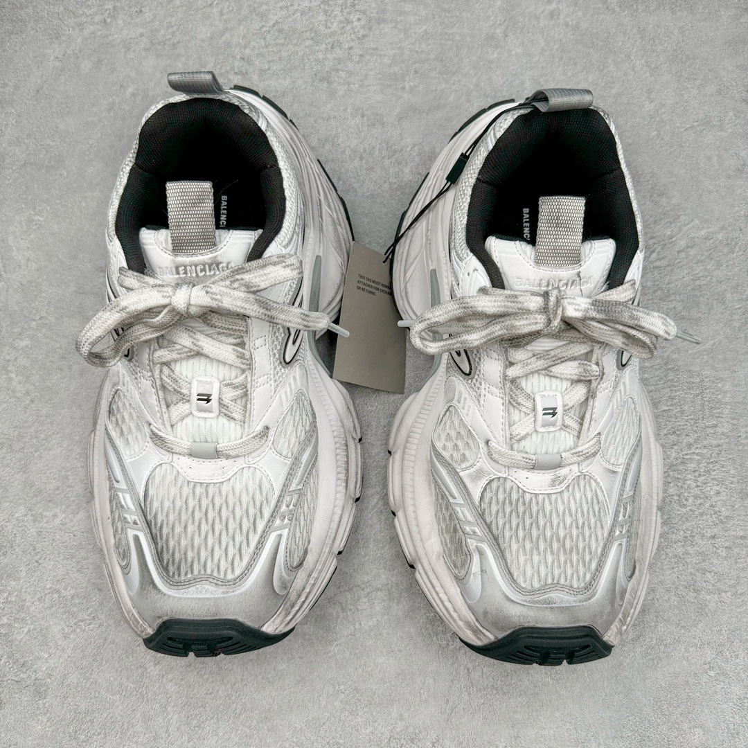 图片[2]-＃总裁特价福利 BALENCIAGA 10XL Sneakers 巴黎世家网布系带低帮走秀复古老爹鞋 圈内最强巴黎 尺码大小一比一还原Zp 区别其他工厂缩小两个号码 全套原纸板楦头开发 最原汁原味的灵魂版型 全鞋荧光划线卡点 胶水把控整洁度追求极致完美 每一双都是工艺品 多重QC质检 超越公司货的品控标准 实实在在的免检产品 原盒原配 正确字体电绣 粗细、位置、大小正确 侧边TPU 透气孔匹配意产原版 正确分离大底 TPU软底 原版一致大底LOGO 立体感十足 原厂皮料水洗做旧 采购原厂网纱 不含皮革 网布材料和聚氨酯 磨损效果 展现品牌对于新潮事物的热情 这款鞋子拥有巨大尺寸和醒目设计 符合当下”老爹鞋”的趋势 鞋子采用银灰配色 营造出低调而不失华丽的效果 10XL的尺码使它成为市场中最显眼的存在 适合追求个性化的人群 Balenciaga始终站在时尚前沿 此次发布的产品再次体现了他们的创新能力 偏大两码 尺码：35 36 37 38 39 40 41 42 43 44 45 46-选品中心