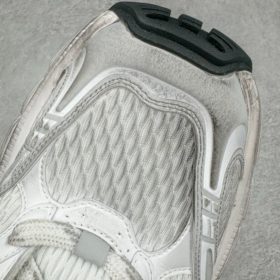 图片[10]-＃总裁特价福利 BALENCIAGA 10XL Sneakers 巴黎世家网布系带低帮走秀复古老爹鞋 圈内最强巴黎 尺码大小一比一还原Zp 区别其他工厂缩小两个号码 全套原纸板楦头开发 最原汁原味的灵魂版型 全鞋荧光划线卡点 胶水把控整洁度追求极致完美 每一双都是工艺品 多重QC质检 超越公司货的品控标准 实实在在的免检产品 原盒原配 正确字体电绣 粗细、位置、大小正确 侧边TPU 透气孔匹配意产原版 正确分离大底 TPU软底 原版一致大底LOGO 立体感十足 原厂皮料水洗做旧 采购原厂网纱 不含皮革 网布材料和聚氨酯 磨损效果 展现品牌对于新潮事物的热情 这款鞋子拥有巨大尺寸和醒目设计 符合当下”老爹鞋”的趋势 鞋子采用银灰配色 营造出低调而不失华丽的效果 10XL的尺码使它成为市场中最显眼的存在 适合追求个性化的人群 Balenciaga始终站在时尚前沿 此次发布的产品再次体现了他们的创新能力 偏大两码 尺码：35 36 37 38 39 40 41 42 43 44 45 46-选品中心