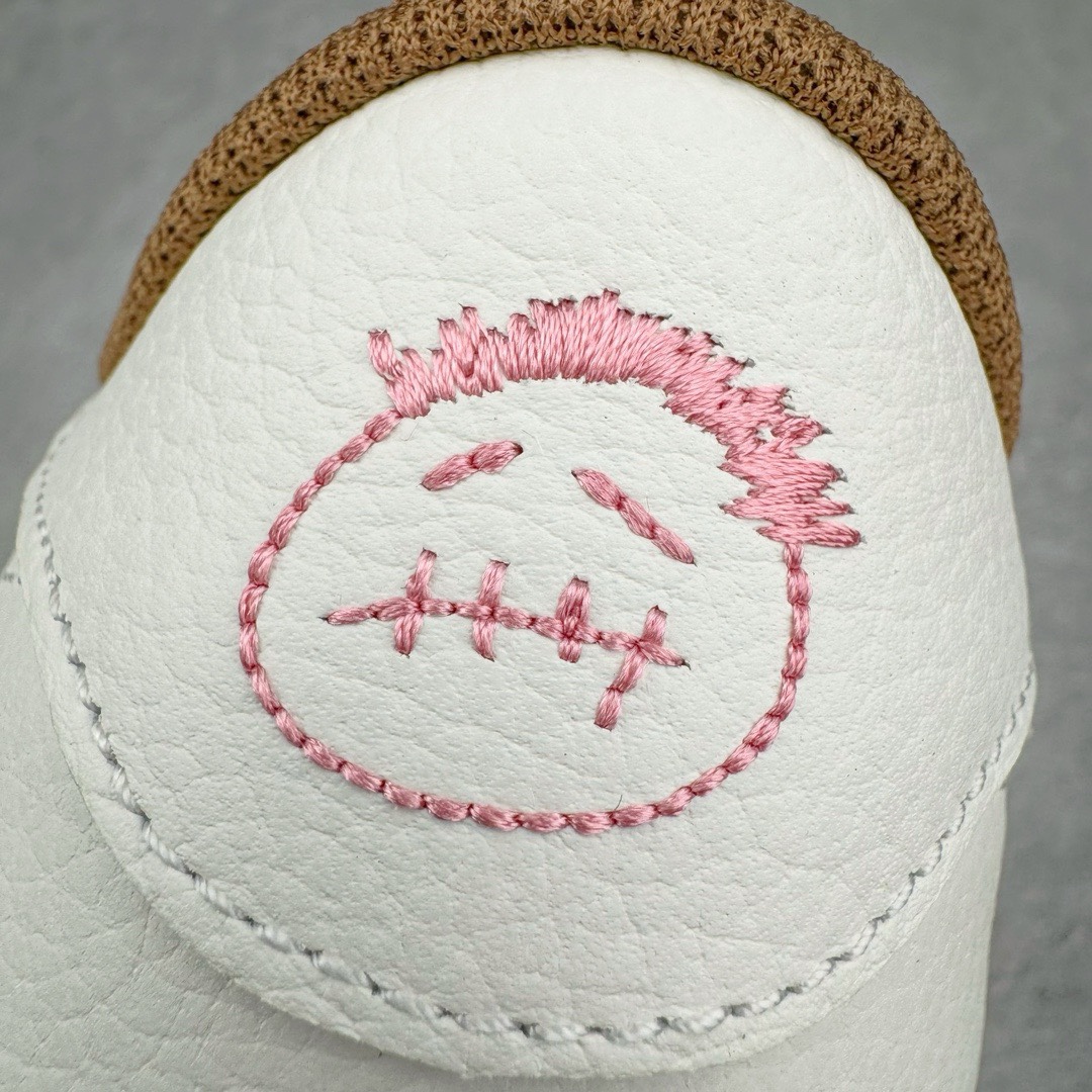 图片[13]-＃KZ神版莞产 Travis Scott x Air Jordan AJ1 Low OG SP TS联名10.0 白粉小麦黄倒钩低帮 DM7866-106 全系列配色 外贸特供批次 新配色不断更新开发 市场中端王者 全套原纸板楦头开发 确保原汁原味 完美呈现一代版型 一比一鞋头弧度高度鞋身弧度 此版本只针对中端市场 细节品控鞋型随意秒杀市面同价位 鞋型完美 不臃肿别扭 头层皮料加持 用料绝不含糊 进口玻璃冲刀皮料裁剪零毛边 电脑针车工艺 超高鞋面清洁度 最高QC检验标准 控制溢胶瑕疵 原盒原配 飞翼3D高频深度立体 工艺方面大到整体鞋型 漏斗收腰 底线拉帮 LOGO立体程度 小到针眼排布 载片对称 冲孔效果 鞋标规范 鞋垫背胶等等 无一不是口碑收割 每双都是一个回头客 尺码：36 36.5 37.5 38 38.5 39 40 40.5 41 42 42.5 43 44 44.5 45 46 47.5-选品中心