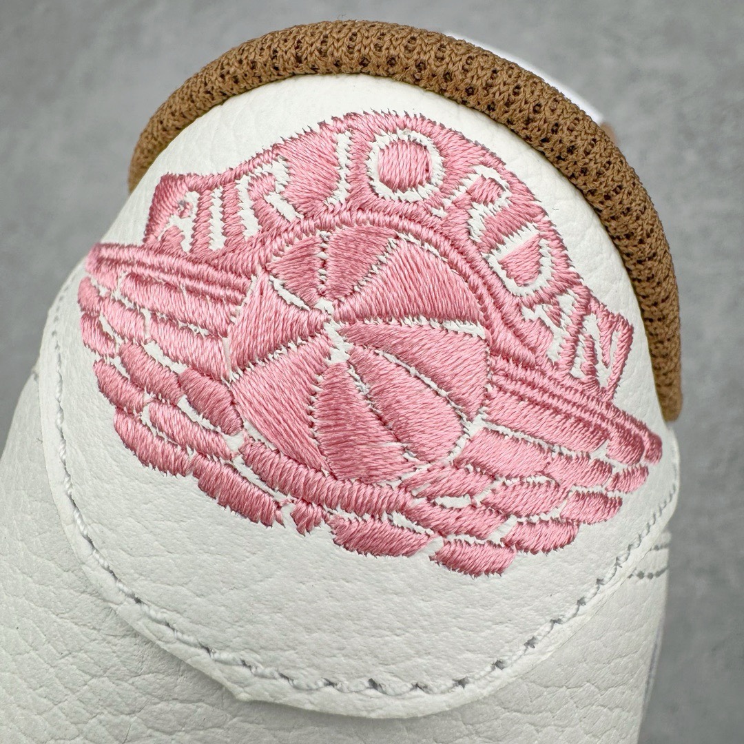 图片[12]-＃KZ神版莞产 Travis Scott x Air Jordan AJ1 Low OG SP TS联名10.0 白粉小麦黄倒钩低帮 DM7866-106 全系列配色 外贸特供批次 新配色不断更新开发 市场中端王者 全套原纸板楦头开发 确保原汁原味 完美呈现一代版型 一比一鞋头弧度高度鞋身弧度 此版本只针对中端市场 细节品控鞋型随意秒杀市面同价位 鞋型完美 不臃肿别扭 头层皮料加持 用料绝不含糊 进口玻璃冲刀皮料裁剪零毛边 电脑针车工艺 超高鞋面清洁度 最高QC检验标准 控制溢胶瑕疵 原盒原配 飞翼3D高频深度立体 工艺方面大到整体鞋型 漏斗收腰 底线拉帮 LOGO立体程度 小到针眼排布 载片对称 冲孔效果 鞋标规范 鞋垫背胶等等 无一不是口碑收割 每双都是一个回头客 尺码：36 36.5 37.5 38 38.5 39 40 40.5 41 42 42.5 43 44 44.5 45 46 47.5-选品中心