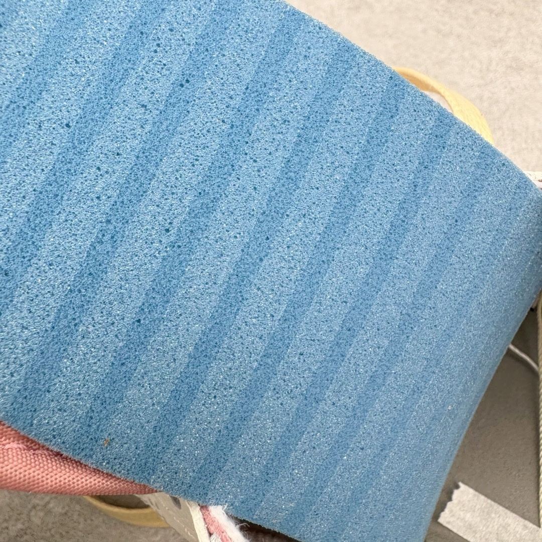 图片[19]-＃KZ神版莞产 Travis Scott x Air Jordan AJ1 Low OG SP TS联名9.0 白粉倒钩低帮 DM7866-600 全系列配色 外贸特供批次 新配色不断更新开发 市场中端王者 全套原纸板楦头开发 确保原汁原味 完美呈现一代版型 一比一鞋头弧度高度鞋身弧度 此版本只针对中端市场 细节品控鞋型随意秒杀市面同价位 鞋型完美 不臃肿别扭 头层皮料加持 用料绝不含糊 进口玻璃冲刀皮料裁剪零毛边 电脑针车工艺 超高鞋面清洁度 最高QC检验标准 控制溢胶瑕疵 原盒原配 飞翼3D高频深度立体 工艺方面大到整体鞋型 漏斗收腰 底线拉帮 LOGO立体程度 小到针眼排布 载片对称 冲孔效果 鞋标规范 鞋垫背胶等等 无一不是口碑收割 每双都是一个回头客 尺码：36 36.5 37.5 38 38.5 39 40 40.5 41 42 42.5 43 44 44.5 45 46 47.5-选品中心