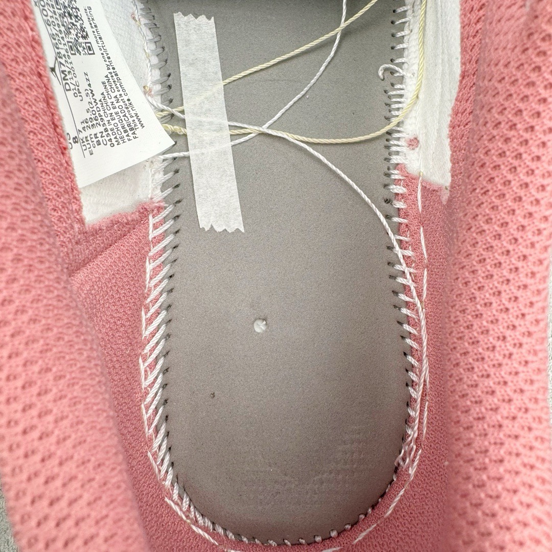 图片[18]-＃KZ神版莞产 Travis Scott x Air Jordan AJ1 Low OG SP TS联名9.0 白粉倒钩低帮 DM7866-600 全系列配色 外贸特供批次 新配色不断更新开发 市场中端王者 全套原纸板楦头开发 确保原汁原味 完美呈现一代版型 一比一鞋头弧度高度鞋身弧度 此版本只针对中端市场 细节品控鞋型随意秒杀市面同价位 鞋型完美 不臃肿别扭 头层皮料加持 用料绝不含糊 进口玻璃冲刀皮料裁剪零毛边 电脑针车工艺 超高鞋面清洁度 最高QC检验标准 控制溢胶瑕疵 原盒原配 飞翼3D高频深度立体 工艺方面大到整体鞋型 漏斗收腰 底线拉帮 LOGO立体程度 小到针眼排布 载片对称 冲孔效果 鞋标规范 鞋垫背胶等等 无一不是口碑收割 每双都是一个回头客 尺码：36 36.5 37.5 38 38.5 39 40 40.5 41 42 42.5 43 44 44.5 45 46 47.5-选品中心