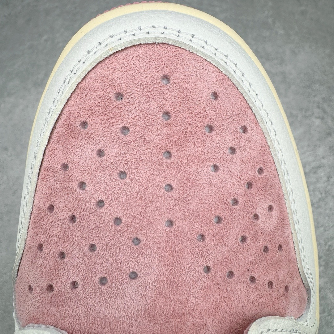 图片[11]-＃KZ神版莞产 Travis Scott x Air Jordan AJ1 Low OG SP TS联名9.0 白粉倒钩低帮 DM7866-600 全系列配色 外贸特供批次 新配色不断更新开发 市场中端王者 全套原纸板楦头开发 确保原汁原味 完美呈现一代版型 一比一鞋头弧度高度鞋身弧度 此版本只针对中端市场 细节品控鞋型随意秒杀市面同价位 鞋型完美 不臃肿别扭 头层皮料加持 用料绝不含糊 进口玻璃冲刀皮料裁剪零毛边 电脑针车工艺 超高鞋面清洁度 最高QC检验标准 控制溢胶瑕疵 原盒原配 飞翼3D高频深度立体 工艺方面大到整体鞋型 漏斗收腰 底线拉帮 LOGO立体程度 小到针眼排布 载片对称 冲孔效果 鞋标规范 鞋垫背胶等等 无一不是口碑收割 每双都是一个回头客 尺码：36 36.5 37.5 38 38.5 39 40 40.5 41 42 42.5 43 44 44.5 45 46 47.5-选品中心