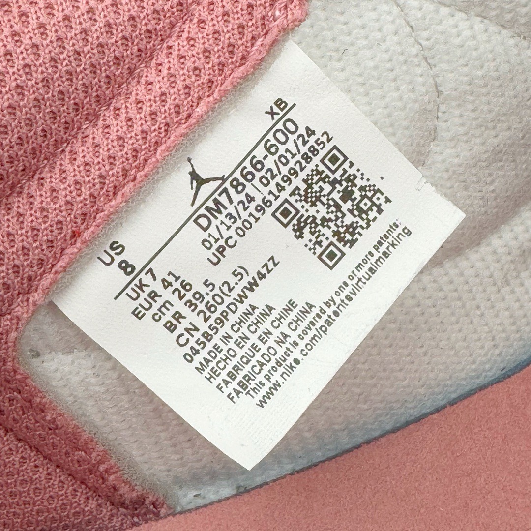 图片[15]-＃KZ神版莞产 Travis Scott x Air Jordan AJ1 Low OG SP TS联名9.0 白粉倒钩低帮 DM7866-600 全系列配色 外贸特供批次 新配色不断更新开发 市场中端王者 全套原纸板楦头开发 确保原汁原味 完美呈现一代版型 一比一鞋头弧度高度鞋身弧度 此版本只针对中端市场 细节品控鞋型随意秒杀市面同价位 鞋型完美 不臃肿别扭 头层皮料加持 用料绝不含糊 进口玻璃冲刀皮料裁剪零毛边 电脑针车工艺 超高鞋面清洁度 最高QC检验标准 控制溢胶瑕疵 原盒原配 飞翼3D高频深度立体 工艺方面大到整体鞋型 漏斗收腰 底线拉帮 LOGO立体程度 小到针眼排布 载片对称 冲孔效果 鞋标规范 鞋垫背胶等等 无一不是口碑收割 每双都是一个回头客 尺码：36 36.5 37.5 38 38.5 39 40 40.5 41 42 42.5 43 44 44.5 45 46 47.5-选品中心