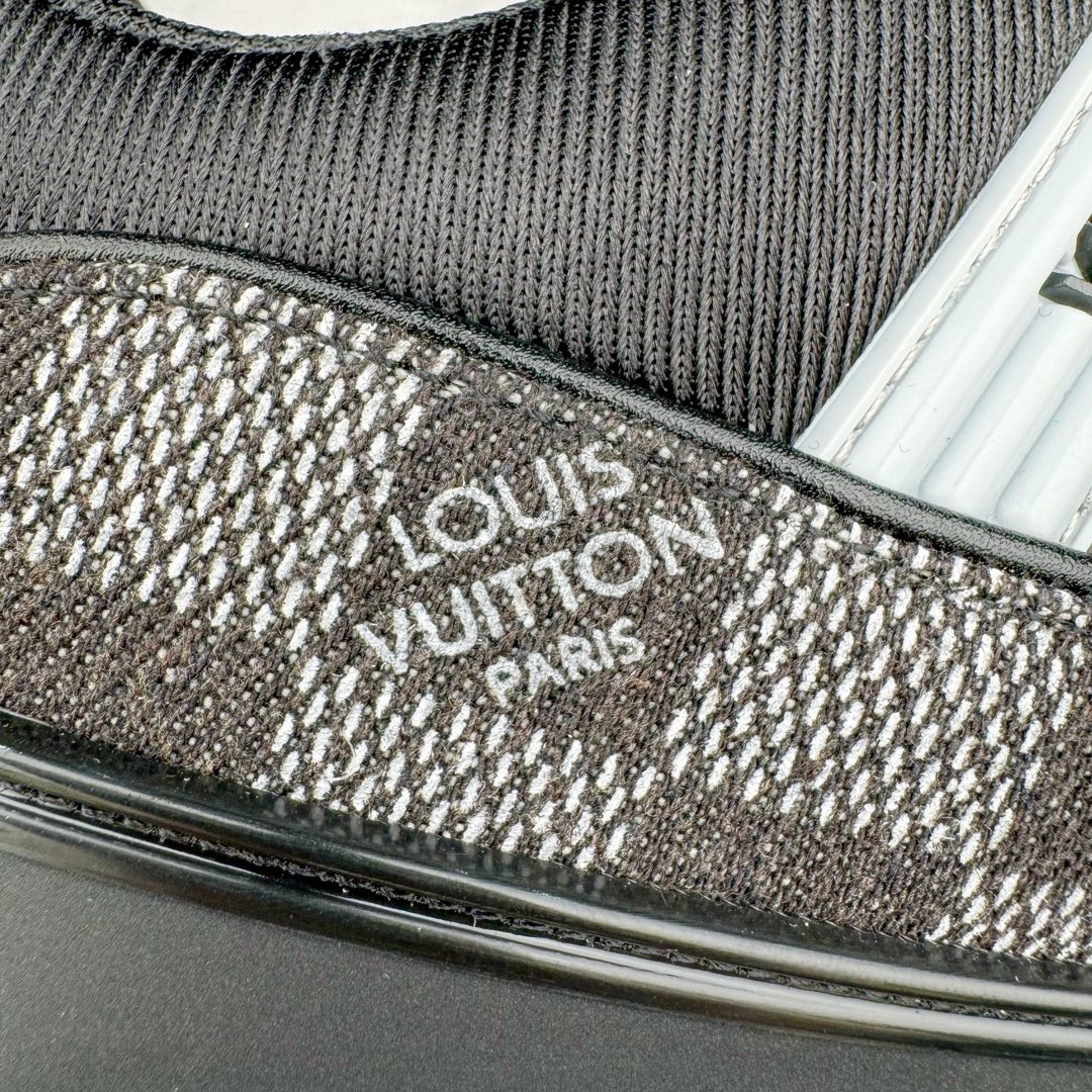 图片[18]-＃GD广顶 Louis Vuitton Trainer lv路易威登时装走秀运动时尚板鞋 外贸零售特供批次 2023全新纸板数据 印花高频效果碾压市面 市售天花板产物 耗时半年巨作 全套原厂新版原纸板楦头开发 原厂特供皮料加持 市场所有版本中综合最强的货品 GD实力大厂出品 全网最全配色更新最快 最成熟的做工稳定的品控 完美鞋型超高的清洁度 零毛边线头瑕疵 全套原楦原纸版原鞋开模 全网最具灵魂的版型 正确原装黄色鞋盒 正确中底印花 鞋面印花3D高频深度立体 全鞋电脑针车 紧密相连 针距密度一致 环保乳胶注塑鞋垫 厚度脚感还原原版 皮面裁剪部位 统一油边封口工艺 原装橡胶大底含胶量大底组合零偏差 专柜全套包装 防尘袋 说明书 质保卡 男女鞋 尺码：35 36 37 38 39 40 41 42 43 44 45-选品中心