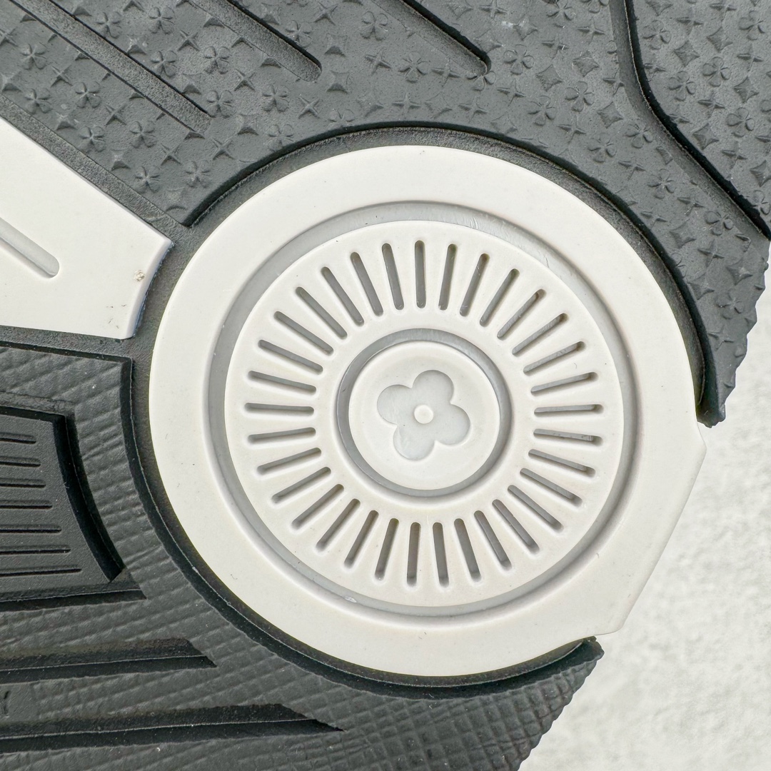 图片[23]-＃GD广顶 Louis Vuitton Trainer lv路易威登时装走秀运动时尚板鞋 外贸零售特供批次 2023全新纸板数据 印花高频效果碾压市面 市售天花板产物 耗时半年巨作 全套原厂新版原纸板楦头开发 原厂特供皮料加持 市场所有版本中综合最强的货品 GD实力大厂出品 全网最全配色更新最快 最成熟的做工稳定的品控 完美鞋型超高的清洁度 零毛边线头瑕疵 全套原楦原纸版原鞋开模 全网最具灵魂的版型 正确原装黄色鞋盒 正确中底印花 鞋面印花3D高频深度立体 全鞋电脑针车 紧密相连 针距密度一致 环保乳胶注塑鞋垫 厚度脚感还原原版 皮面裁剪部位 统一油边封口工艺 原装橡胶大底含胶量大底组合零偏差 专柜全套包装 防尘袋 说明书 质保卡 男女鞋 尺码：35 36 37 38 39 40 41 42 43 44 45-选品中心