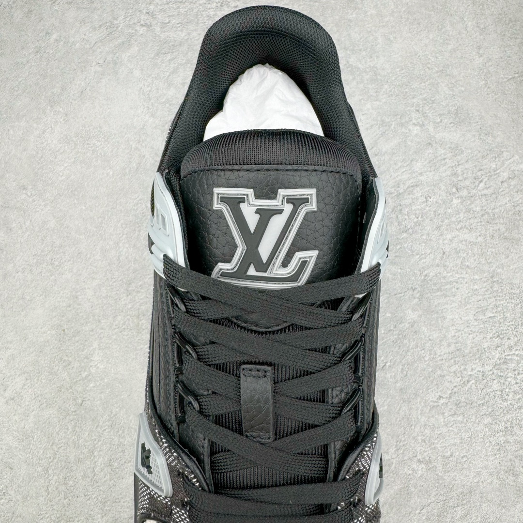 图片[5]-＃GD广顶 Louis Vuitton Trainer lv路易威登时装走秀运动时尚板鞋 外贸零售特供批次 2023全新纸板数据 印花高频效果碾压市面 市售天花板产物 耗时半年巨作 全套原厂新版原纸板楦头开发 原厂特供皮料加持 市场所有版本中综合最强的货品 GD实力大厂出品 全网最全配色更新最快 最成熟的做工稳定的品控 完美鞋型超高的清洁度 零毛边线头瑕疵 全套原楦原纸版原鞋开模 全网最具灵魂的版型 正确原装黄色鞋盒 正确中底印花 鞋面印花3D高频深度立体 全鞋电脑针车 紧密相连 针距密度一致 环保乳胶注塑鞋垫 厚度脚感还原原版 皮面裁剪部位 统一油边封口工艺 原装橡胶大底含胶量大底组合零偏差 专柜全套包装 防尘袋 说明书 质保卡 男女鞋 尺码：35 36 37 38 39 40 41 42 43 44 45-选品中心