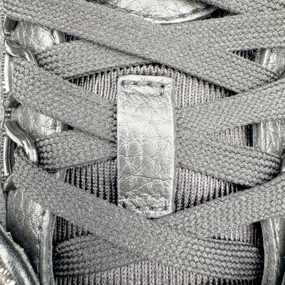 图片[14]-＃GD广顶 Louis Vuitton Trainer lv路易威登时装走秀运动时尚板鞋 外贸零售特供批次 2023全新纸板数据 印花高频效果碾压市面 市售天花板产物 耗时半年巨作 全套原厂新版原纸板楦头开发 原厂特供皮料加持 市场所有版本中综合最强的货品 GD实力大厂出品 全网最全配色更新最快 最成熟的做工稳定的品控 完美鞋型超高的清洁度 零毛边线头瑕疵 全套原楦原纸版原鞋开模 全网最具灵魂的版型 正确原装黄色鞋盒 正确中底印花 鞋面印花3D高频深度立体 全鞋电脑针车 紧密相连 针距密度一致 环保乳胶注塑鞋垫 厚度脚感还原原版 皮面裁剪部位 统一油边封口工艺 原装橡胶大底含胶量大底组合零偏差 专柜全套包装 防尘袋 说明书 质保卡 男女鞋 尺码：35 36 37 38 39 40 41 42 43 44 45-选品中心