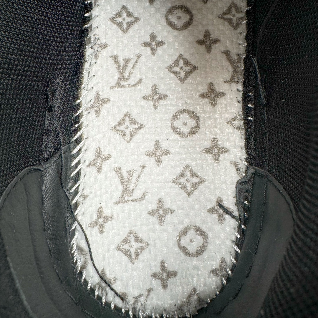图片[11]-＃GD广顶 Louis Vuitton Trainer lv路易威登时装走秀运动时尚板鞋 外贸零售特供批次 2023全新纸板数据 印花高频效果碾压市面 市售天花板产物 耗时半年巨作 全套原厂新版原纸板楦头开发 原厂特供皮料加持 市场所有版本中综合最强的货品 GD实力大厂出品 全网最全配色更新最快 最成熟的做工稳定的品控 完美鞋型超高的清洁度 零毛边线头瑕疵 全套原楦原纸版原鞋开模 全网最具灵魂的版型 正确原装黄色鞋盒 正确中底印花 鞋面印花3D高频深度立体 全鞋电脑针车 紧密相连 针距密度一致 环保乳胶注塑鞋垫 厚度脚感还原原版 皮面裁剪部位 统一油边封口工艺 原装橡胶大底含胶量大底组合零偏差 专柜全套包装 防尘袋 说明书 质保卡 男女鞋 尺码：35 36 37 38 39 40 41 42 43 44 45-选品中心