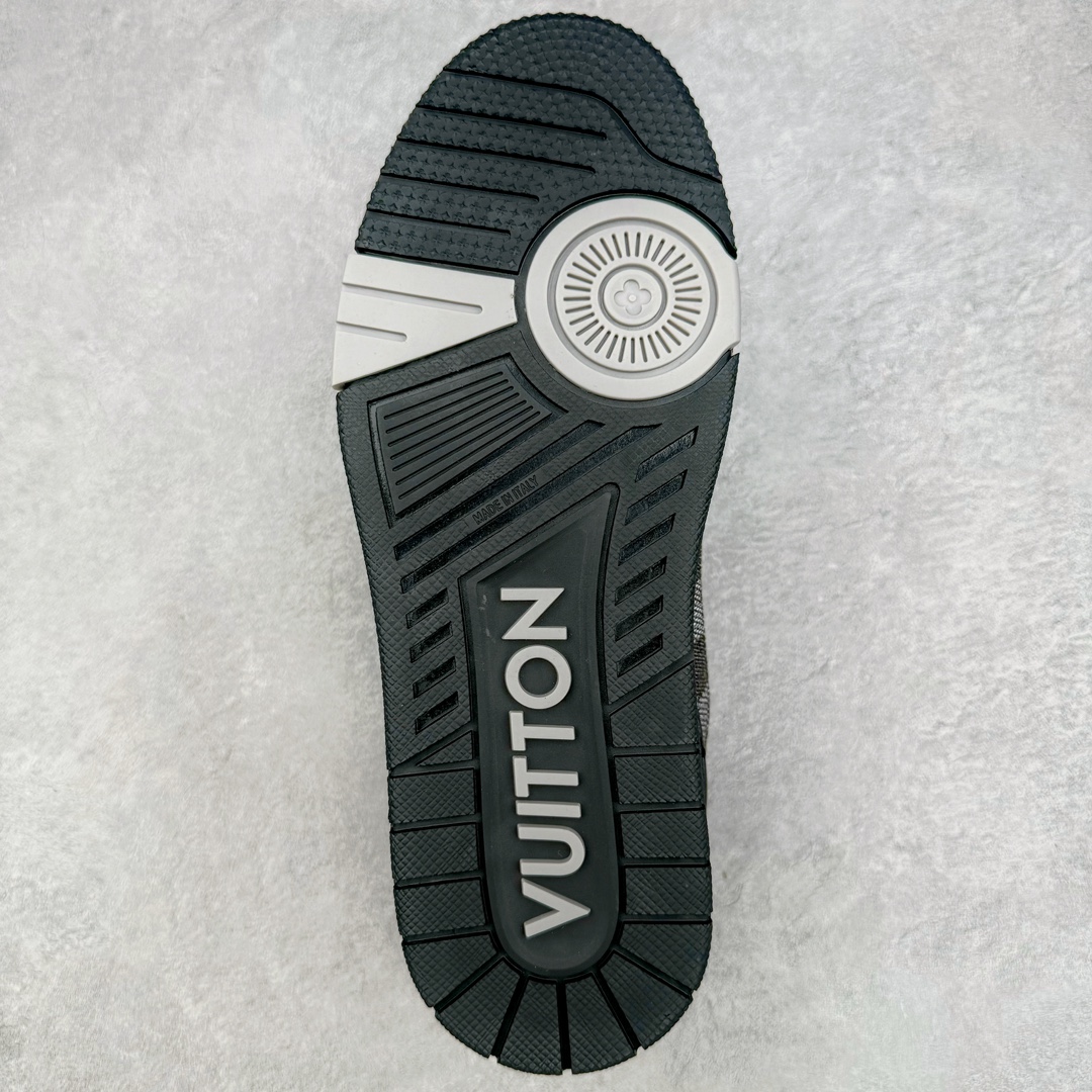 图片[9]-＃GD广顶 Louis Vuitton Trainer lv路易威登时装走秀运动时尚板鞋 外贸零售特供批次 2023全新纸板数据 印花高频效果碾压市面 市售天花板产物 耗时半年巨作 全套原厂新版原纸板楦头开发 原厂特供皮料加持 市场所有版本中综合最强的货品 GD实力大厂出品 全网最全配色更新最快 最成熟的做工稳定的品控 完美鞋型超高的清洁度 零毛边线头瑕疵 全套原楦原纸版原鞋开模 全网最具灵魂的版型 正确原装黄色鞋盒 正确中底印花 鞋面印花3D高频深度立体 全鞋电脑针车 紧密相连 针距密度一致 环保乳胶注塑鞋垫 厚度脚感还原原版 皮面裁剪部位 统一油边封口工艺 原装橡胶大底含胶量大底组合零偏差 专柜全套包装 防尘袋 说明书 质保卡 男女鞋 尺码：35 36 37 38 39 40 41 42 43 44 45-选品中心