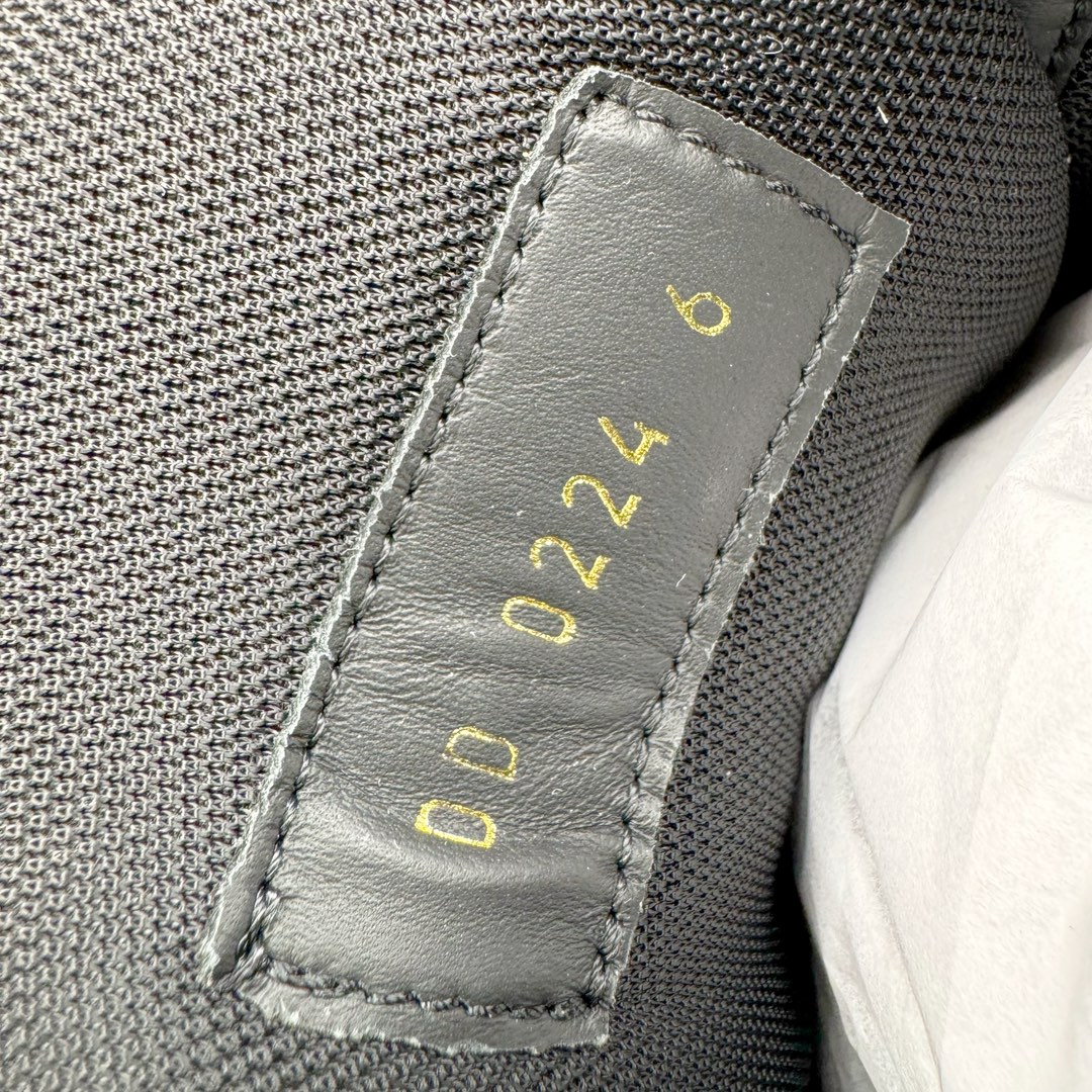 图片[12]-＃GD广顶 Louis Vuitton Trainer lv路易威登时装走秀运动时尚板鞋 外贸零售特供批次 2023全新纸板数据 印花高频效果碾压市面 市售天花板产物 耗时半年巨作 全套原厂新版原纸板楦头开发 原厂特供皮料加持 市场所有版本中综合最强的货品 GD实力大厂出品 全网最全配色更新最快 最成熟的做工稳定的品控 完美鞋型超高的清洁度 零毛边线头瑕疵 全套原楦原纸版原鞋开模 全网最具灵魂的版型 正确原装黄色鞋盒 正确中底印花 鞋面印花3D高频深度立体 全鞋电脑针车 紧密相连 针距密度一致 环保乳胶注塑鞋垫 厚度脚感还原原版 皮面裁剪部位 统一油边封口工艺 原装橡胶大底含胶量大底组合零偏差 专柜全套包装 防尘袋 说明书 质保卡 男女鞋 尺码：35 36 37 38 39 40 41 42 43 44 45-选品中心