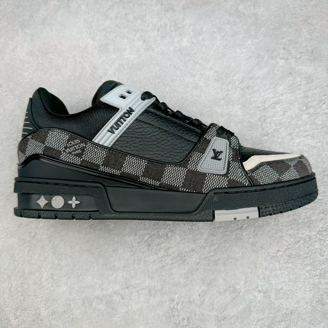 ＃GD广顶 Louis Vuitton Trainer lv路易威登时装走秀运动时尚板鞋 外贸零售特供批次 2023全新纸板数据 印花高频效果碾压市面 市售天花板产物 耗时半年巨作 全套原厂新版原纸板楦头开发 原厂特供皮料加持 市场所有版本中综合最强的货品 GD实力大厂出品 全网最全配色更新最快 最成熟的做工稳定的品控 完美鞋型超高的清洁度 零毛边线头瑕疵 全套原楦原纸版原鞋开模 全网最具灵魂的版型 正确原装黄色鞋盒 正确中底印花 鞋面印花3D高频深度立体 全鞋电脑针车 紧密相连 针距密度一致 环保乳胶注塑鞋垫 厚度脚感还原原版 皮面裁剪部位 统一油边封口工艺 原装橡胶大底含胶量大底组合零偏差 专柜全套包装 防尘袋 说明书 质保卡 男女鞋 尺码：35 36 37 38 39 40 41 42 43 44 45-选品中心