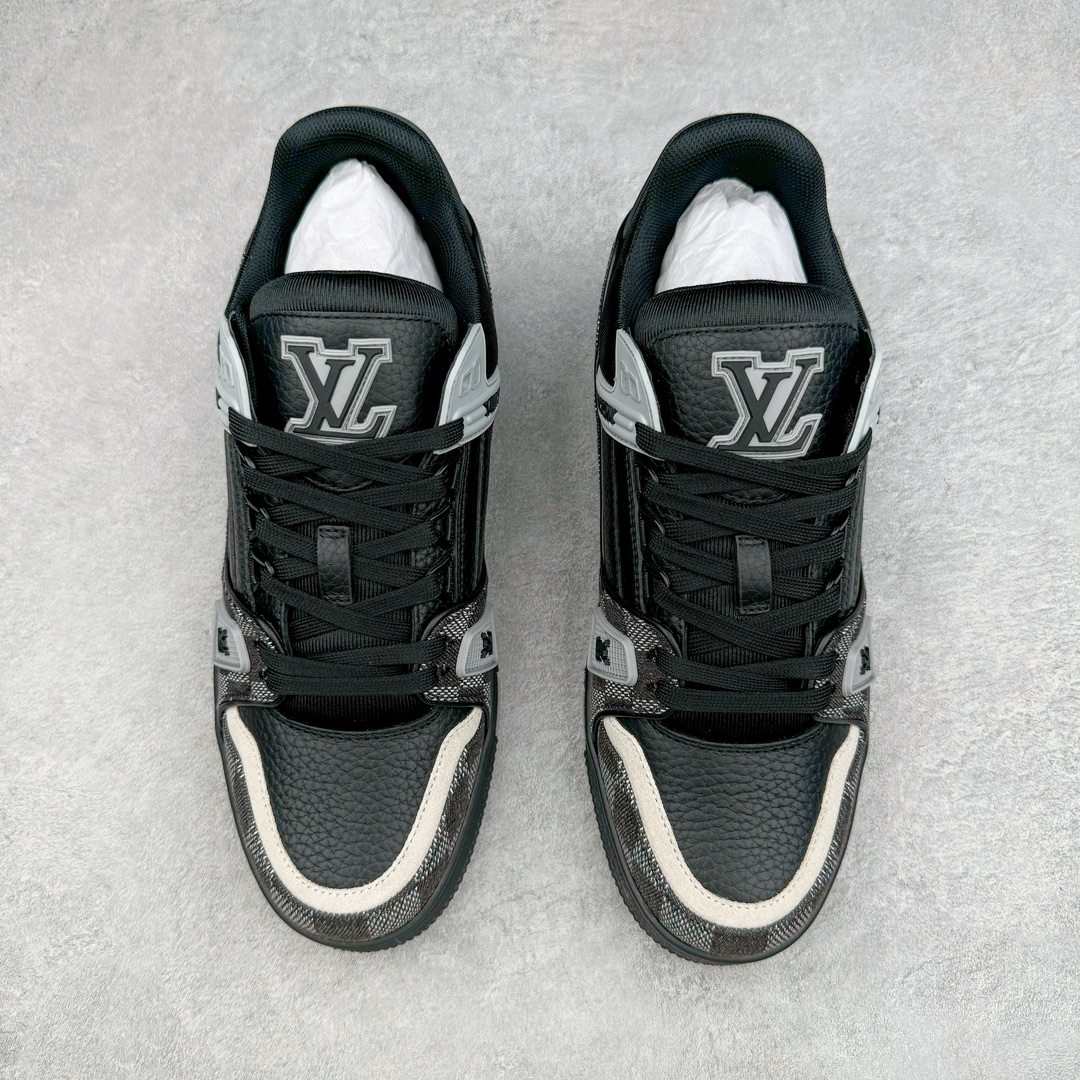 图片[2]-＃GD广顶 Louis Vuitton Trainer lv路易威登时装走秀运动时尚板鞋 外贸零售特供批次 2023全新纸板数据 印花高频效果碾压市面 市售天花板产物 耗时半年巨作 全套原厂新版原纸板楦头开发 原厂特供皮料加持 市场所有版本中综合最强的货品 GD实力大厂出品 全网最全配色更新最快 最成熟的做工稳定的品控 完美鞋型超高的清洁度 零毛边线头瑕疵 全套原楦原纸版原鞋开模 全网最具灵魂的版型 正确原装黄色鞋盒 正确中底印花 鞋面印花3D高频深度立体 全鞋电脑针车 紧密相连 针距密度一致 环保乳胶注塑鞋垫 厚度脚感还原原版 皮面裁剪部位 统一油边封口工艺 原装橡胶大底含胶量大底组合零偏差 专柜全套包装 防尘袋 说明书 质保卡 男女鞋 尺码：35 36 37 38 39 40 41 42 43 44 45-选品中心