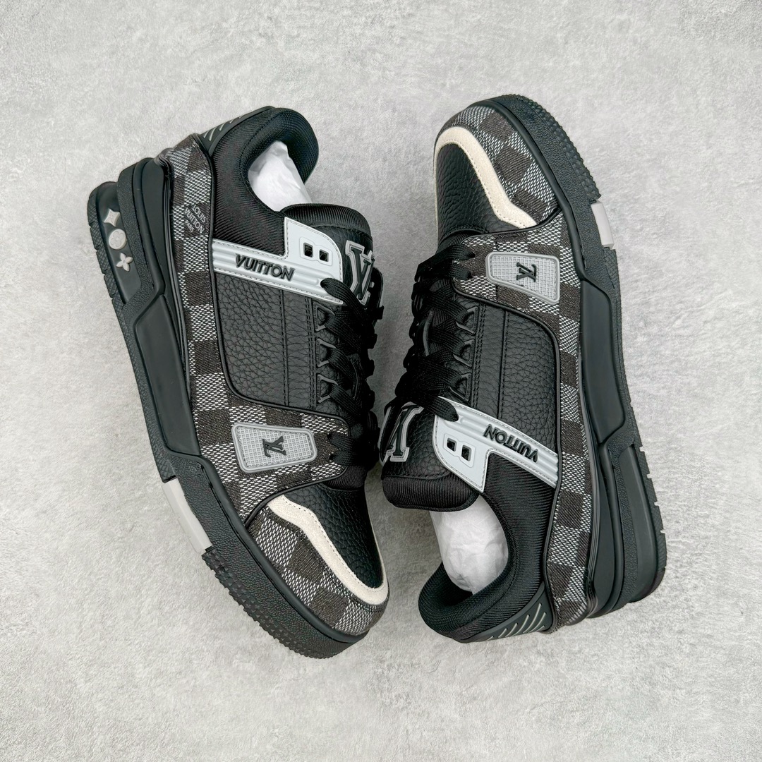 图片[3]-＃GD广顶 Louis Vuitton Trainer lv路易威登时装走秀运动时尚板鞋 外贸零售特供批次 2023全新纸板数据 印花高频效果碾压市面 市售天花板产物 耗时半年巨作 全套原厂新版原纸板楦头开发 原厂特供皮料加持 市场所有版本中综合最强的货品 GD实力大厂出品 全网最全配色更新最快 最成熟的做工稳定的品控 完美鞋型超高的清洁度 零毛边线头瑕疵 全套原楦原纸版原鞋开模 全网最具灵魂的版型 正确原装黄色鞋盒 正确中底印花 鞋面印花3D高频深度立体 全鞋电脑针车 紧密相连 针距密度一致 环保乳胶注塑鞋垫 厚度脚感还原原版 皮面裁剪部位 统一油边封口工艺 原装橡胶大底含胶量大底组合零偏差 专柜全套包装 防尘袋 说明书 质保卡 男女鞋 尺码：35 36 37 38 39 40 41 42 43 44 45-选品中心