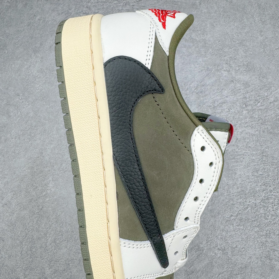 图片[6]-＃DT同源福利回馈 Travis Scott x Air Jordan AJ1 Low OG SP TS联名倒钩8.0低帮 白橄榄绿 DM7866-200 头层皮料加持 DT同源全套原纸板楦头开发 确保原汁原味 完美呈现倒钩版型 原档案转印油墨一体 一码一磨具拒绝假半码 此版本只针对中端市场 皮料材质有所更替 其他数据细节工艺流程均保持一致 绝不口嗨 原盒原配 外盒透明胶套 内侧字体 工整带凹凸感 原厂拉帮工艺 针距密度一致 后跟弧度收口自然不对折 极致一眼正品既视感 进口玻璃冲刀皮料裁剪零毛边 承诺百分百一致原鞋 全鞋电脑针车工艺 进口港宝加持 后跟自然饱满 全鞋荧光划线卡点 追求极致完美 每一双都是工艺品 多重QC质检 超越公司货的品控标准 尺码：36 36.5 37.5 38 38.5 39 40 40.5 41 42 42.5 43 44 44.5 45 46 47.5-选品中心