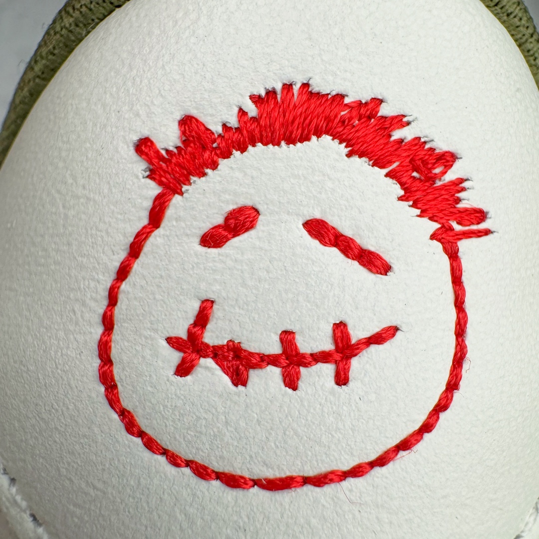 图片[11]-＃DT同源福利回馈 Travis Scott x Air Jordan AJ1 Low OG SP TS联名倒钩8.0低帮 白橄榄绿 DM7866-200 头层皮料加持 DT同源全套原纸板楦头开发 确保原汁原味 完美呈现倒钩版型 原档案转印油墨一体 一码一磨具拒绝假半码 此版本只针对中端市场 皮料材质有所更替 其他数据细节工艺流程均保持一致 绝不口嗨 原盒原配 外盒透明胶套 内侧字体 工整带凹凸感 原厂拉帮工艺 针距密度一致 后跟弧度收口自然不对折 极致一眼正品既视感 进口玻璃冲刀皮料裁剪零毛边 承诺百分百一致原鞋 全鞋电脑针车工艺 进口港宝加持 后跟自然饱满 全鞋荧光划线卡点 追求极致完美 每一双都是工艺品 多重QC质检 超越公司货的品控标准 尺码：36 36.5 37.5 38 38.5 39 40 40.5 41 42 42.5 43 44 44.5 45 46 47.5-选品中心