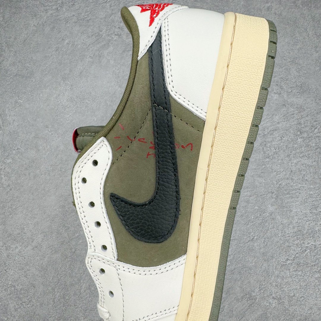 图片[7]-＃DT同源福利回馈 Travis Scott x Air Jordan AJ1 Low OG SP TS联名倒钩8.0低帮 白橄榄绿 DM7866-200 头层皮料加持 DT同源全套原纸板楦头开发 确保原汁原味 完美呈现倒钩版型 原档案转印油墨一体 一码一磨具拒绝假半码 此版本只针对中端市场 皮料材质有所更替 其他数据细节工艺流程均保持一致 绝不口嗨 原盒原配 外盒透明胶套 内侧字体 工整带凹凸感 原厂拉帮工艺 针距密度一致 后跟弧度收口自然不对折 极致一眼正品既视感 进口玻璃冲刀皮料裁剪零毛边 承诺百分百一致原鞋 全鞋电脑针车工艺 进口港宝加持 后跟自然饱满 全鞋荧光划线卡点 追求极致完美 每一双都是工艺品 多重QC质检 超越公司货的品控标准 尺码：36 36.5 37.5 38 38.5 39 40 40.5 41 42 42.5 43 44 44.5 45 46 47.5-选品中心
