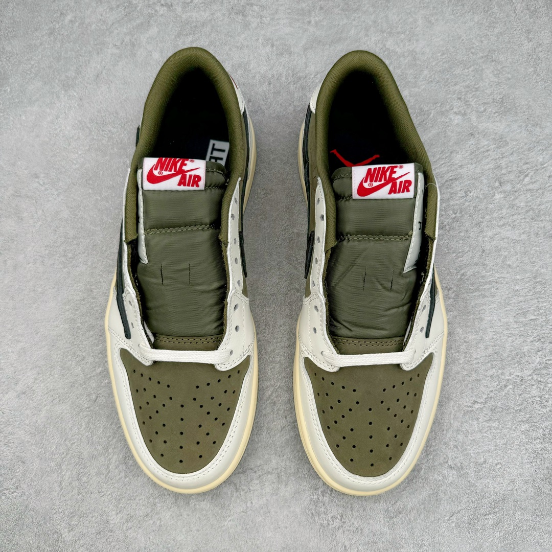 图片[2]-＃DT同源福利回馈 Travis Scott x Air Jordan AJ1 Low OG SP TS联名倒钩8.0低帮 白橄榄绿 DM7866-200 头层皮料加持 DT同源全套原纸板楦头开发 确保原汁原味 完美呈现倒钩版型 原档案转印油墨一体 一码一磨具拒绝假半码 此版本只针对中端市场 皮料材质有所更替 其他数据细节工艺流程均保持一致 绝不口嗨 原盒原配 外盒透明胶套 内侧字体 工整带凹凸感 原厂拉帮工艺 针距密度一致 后跟弧度收口自然不对折 极致一眼正品既视感 进口玻璃冲刀皮料裁剪零毛边 承诺百分百一致原鞋 全鞋电脑针车工艺 进口港宝加持 后跟自然饱满 全鞋荧光划线卡点 追求极致完美 每一双都是工艺品 多重QC质检 超越公司货的品控标准 尺码：36 36.5 37.5 38 38.5 39 40 40.5 41 42 42.5 43 44 44.5 45 46 47.5-选品中心