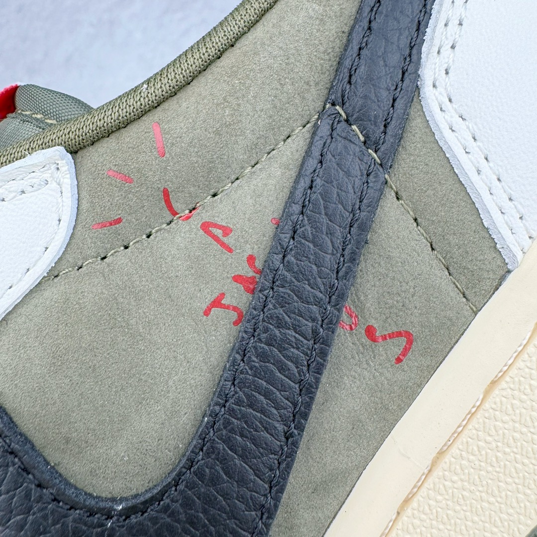 图片[12]-＃DT同源福利回馈 Travis Scott x Air Jordan AJ1 Low OG SP TS联名倒钩8.0低帮 白橄榄绿 DM7866-200 头层皮料加持 DT同源全套原纸板楦头开发 确保原汁原味 完美呈现倒钩版型 原档案转印油墨一体 一码一磨具拒绝假半码 此版本只针对中端市场 皮料材质有所更替 其他数据细节工艺流程均保持一致 绝不口嗨 原盒原配 外盒透明胶套 内侧字体 工整带凹凸感 原厂拉帮工艺 针距密度一致 后跟弧度收口自然不对折 极致一眼正品既视感 进口玻璃冲刀皮料裁剪零毛边 承诺百分百一致原鞋 全鞋电脑针车工艺 进口港宝加持 后跟自然饱满 全鞋荧光划线卡点 追求极致完美 每一双都是工艺品 多重QC质检 超越公司货的品控标准 尺码：36 36.5 37.5 38 38.5 39 40 40.5 41 42 42.5 43 44 44.5 45 46 47.5-选品中心