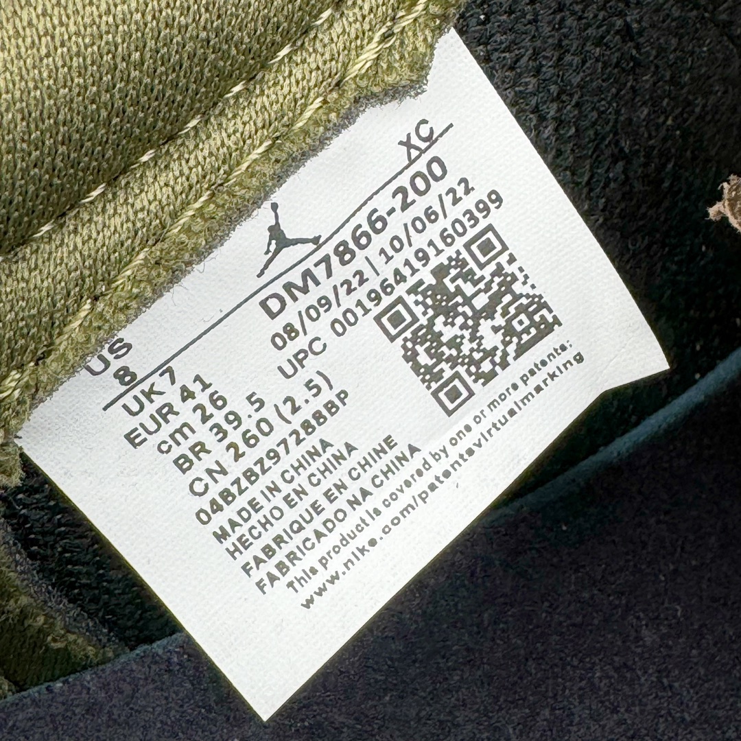 图片[15]-＃DT同源福利回馈 Travis Scott x Air Jordan AJ1 Low OG SP TS联名倒钩8.0低帮 白橄榄绿 DM7866-200 头层皮料加持 DT同源全套原纸板楦头开发 确保原汁原味 完美呈现倒钩版型 原档案转印油墨一体 一码一磨具拒绝假半码 此版本只针对中端市场 皮料材质有所更替 其他数据细节工艺流程均保持一致 绝不口嗨 原盒原配 外盒透明胶套 内侧字体 工整带凹凸感 原厂拉帮工艺 针距密度一致 后跟弧度收口自然不对折 极致一眼正品既视感 进口玻璃冲刀皮料裁剪零毛边 承诺百分百一致原鞋 全鞋电脑针车工艺 进口港宝加持 后跟自然饱满 全鞋荧光划线卡点 追求极致完美 每一双都是工艺品 多重QC质检 超越公司货的品控标准 尺码：36 36.5 37.5 38 38.5 39 40 40.5 41 42 42.5 43 44 44.5 45 46 47.5-选品中心