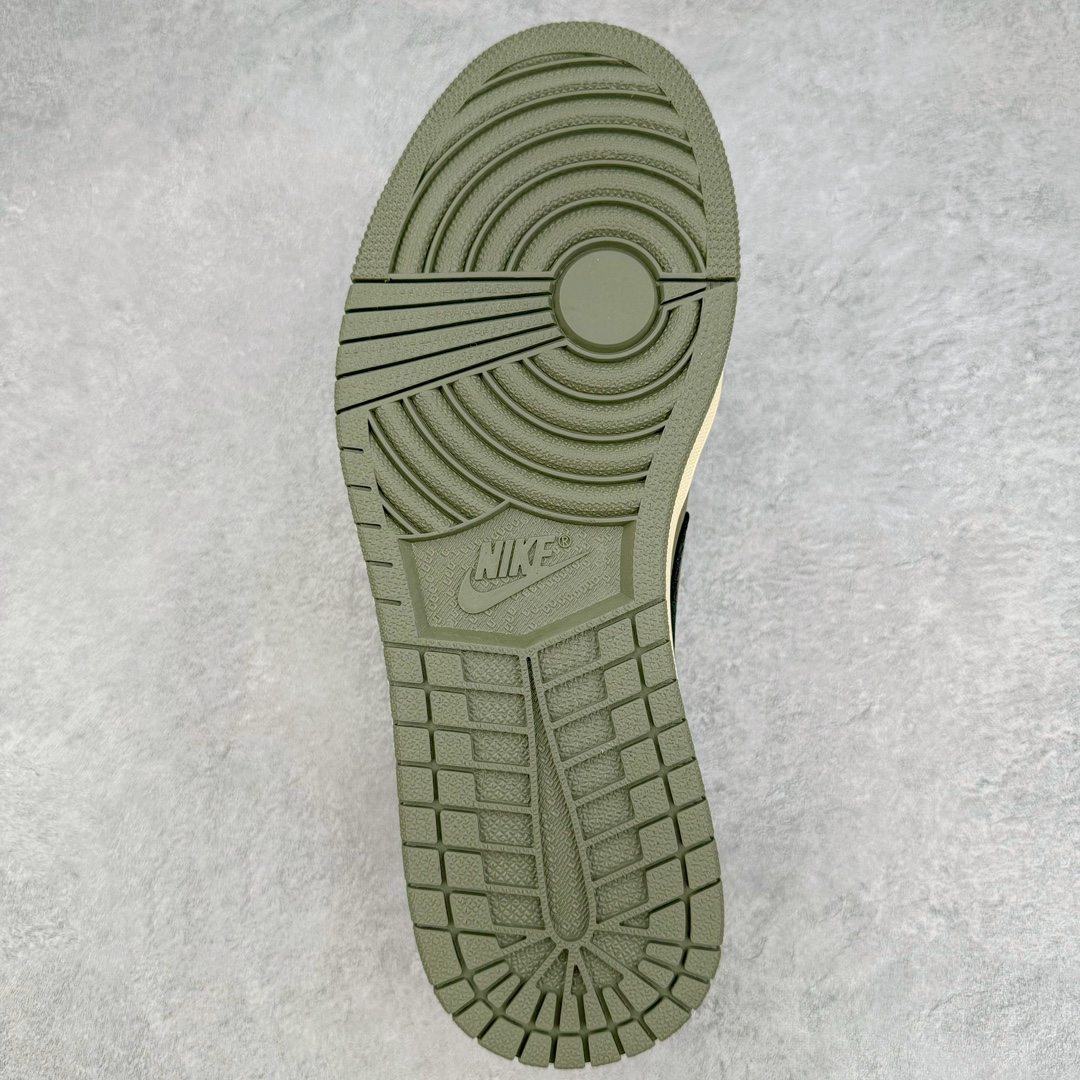 图片[9]-＃DT同源福利回馈 Travis Scott x Air Jordan AJ1 Low OG SP TS联名倒钩8.0低帮 白橄榄绿 DM7866-200 头层皮料加持 DT同源全套原纸板楦头开发 确保原汁原味 完美呈现倒钩版型 原档案转印油墨一体 一码一磨具拒绝假半码 此版本只针对中端市场 皮料材质有所更替 其他数据细节工艺流程均保持一致 绝不口嗨 原盒原配 外盒透明胶套 内侧字体 工整带凹凸感 原厂拉帮工艺 针距密度一致 后跟弧度收口自然不对折 极致一眼正品既视感 进口玻璃冲刀皮料裁剪零毛边 承诺百分百一致原鞋 全鞋电脑针车工艺 进口港宝加持 后跟自然饱满 全鞋荧光划线卡点 追求极致完美 每一双都是工艺品 多重QC质检 超越公司货的品控标准 尺码：36 36.5 37.5 38 38.5 39 40 40.5 41 42 42.5 43 44 44.5 45 46 47.5-选品中心