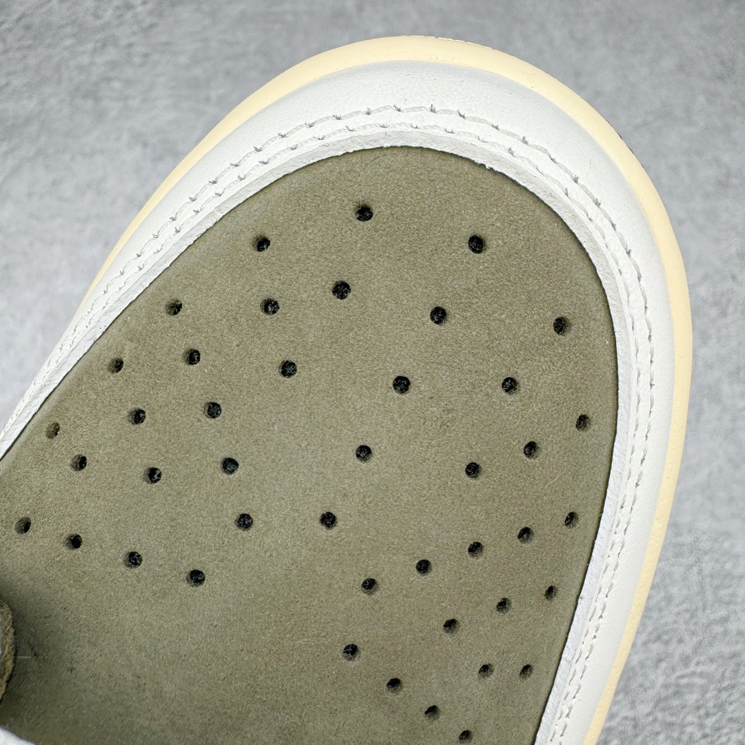 图片[10]-＃DT同源福利回馈 Travis Scott x Air Jordan AJ1 Low OG SP TS联名倒钩8.0低帮 白橄榄绿 DM7866-200 头层皮料加持 DT同源全套原纸板楦头开发 确保原汁原味 完美呈现倒钩版型 原档案转印油墨一体 一码一磨具拒绝假半码 此版本只针对中端市场 皮料材质有所更替 其他数据细节工艺流程均保持一致 绝不口嗨 原盒原配 外盒透明胶套 内侧字体 工整带凹凸感 原厂拉帮工艺 针距密度一致 后跟弧度收口自然不对折 极致一眼正品既视感 进口玻璃冲刀皮料裁剪零毛边 承诺百分百一致原鞋 全鞋电脑针车工艺 进口港宝加持 后跟自然饱满 全鞋荧光划线卡点 追求极致完美 每一双都是工艺品 多重QC质检 超越公司货的品控标准 尺码：36 36.5 37.5 38 38.5 39 40 40.5 41 42 42.5 43 44 44.5 45 46 47.5-选品中心