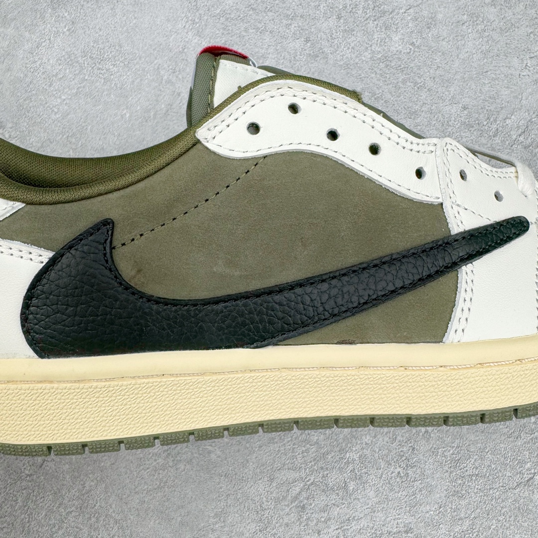 图片[13]-＃DT同源福利回馈 Travis Scott x Air Jordan AJ1 Low OG SP TS联名倒钩8.0低帮 白橄榄绿 DM7866-200 头层皮料加持 DT同源全套原纸板楦头开发 确保原汁原味 完美呈现倒钩版型 原档案转印油墨一体 一码一磨具拒绝假半码 此版本只针对中端市场 皮料材质有所更替 其他数据细节工艺流程均保持一致 绝不口嗨 原盒原配 外盒透明胶套 内侧字体 工整带凹凸感 原厂拉帮工艺 针距密度一致 后跟弧度收口自然不对折 极致一眼正品既视感 进口玻璃冲刀皮料裁剪零毛边 承诺百分百一致原鞋 全鞋电脑针车工艺 进口港宝加持 后跟自然饱满 全鞋荧光划线卡点 追求极致完美 每一双都是工艺品 多重QC质检 超越公司货的品控标准 尺码：36 36.5 37.5 38 38.5 39 40 40.5 41 42 42.5 43 44 44.5 45 46 47.5-选品中心