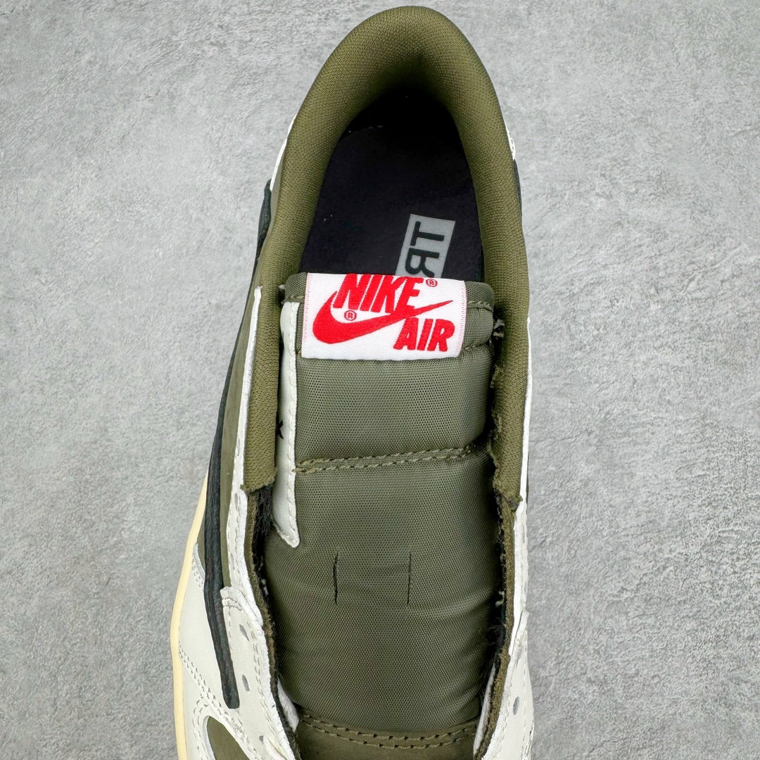 图片[5]-＃DT同源福利回馈 Travis Scott x Air Jordan AJ1 Low OG SP TS联名倒钩8.0低帮 白橄榄绿 DM7866-200 头层皮料加持 DT同源全套原纸板楦头开发 确保原汁原味 完美呈现倒钩版型 原档案转印油墨一体 一码一磨具拒绝假半码 此版本只针对中端市场 皮料材质有所更替 其他数据细节工艺流程均保持一致 绝不口嗨 原盒原配 外盒透明胶套 内侧字体 工整带凹凸感 原厂拉帮工艺 针距密度一致 后跟弧度收口自然不对折 极致一眼正品既视感 进口玻璃冲刀皮料裁剪零毛边 承诺百分百一致原鞋 全鞋电脑针车工艺 进口港宝加持 后跟自然饱满 全鞋荧光划线卡点 追求极致完美 每一双都是工艺品 多重QC质检 超越公司货的品控标准 尺码：36 36.5 37.5 38 38.5 39 40 40.5 41 42 42.5 43 44 44.5 45 46 47.5-选品中心