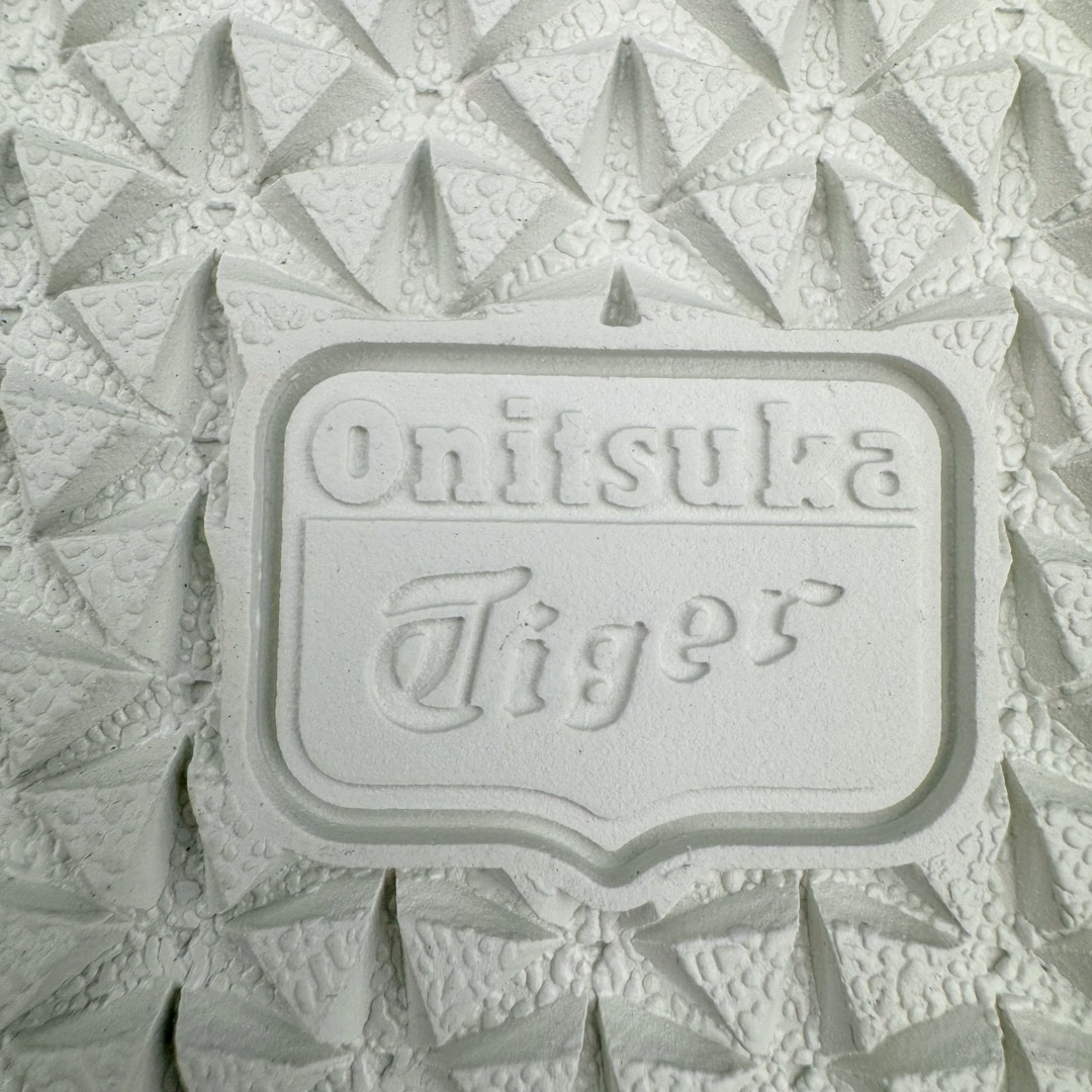 图片[20]-＃HK纯原福利 Asics Onitsuka Tiger MEXICO 66 亚瑟士鬼冢虎复古经典板鞋 市场最强版本 原厂牛津布加持 海外订单工厂出品 超成熟稳定的做工品控 原装全套纸板楦头开发 原汁原味 完美呈现版型 私模正确鞋底咬花纹路 一比一鞋头弧度高度鞋身弧度 绝不口嗨 细节品控鞋型随意秒杀市面 原档咬花纹路私模大底 一个单元有六个三角形 总体形拼接呈现花瓣状 官方四联吊牌 原装Ortholite轻量化鞋垫 原盒原配 质保卡 说明书 钢印防尘纸 纸板中底带钢印 乳胶组合鞋垫 支持全方位的对比专柜 产品从款式颜色造型上体现出追求舒适和细节的完美 鞋类更是推崇手工制作的严谨与完美 融舒适性与可穿性的设计风格 注重细节的完美和别致魅力 既保持稳重 又不失轻松的时尚感 尺码：36 37 37.5 38 39 39.5 40 40.5 41.5 42 42.5 43.5 44 45 46-选品中心